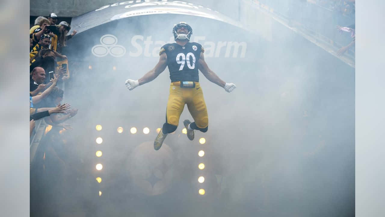 Pittsburgh Steelers quarterback Mike McGinnis springer i luften Wallpaper