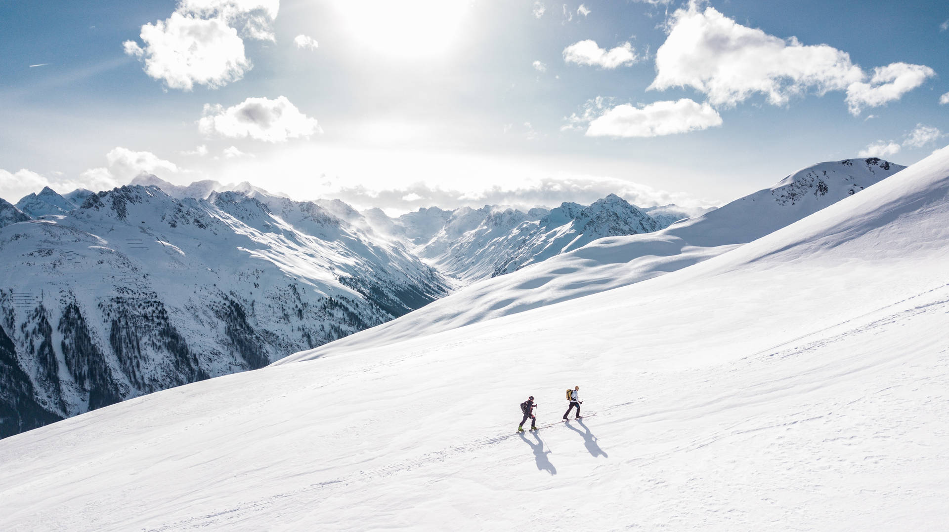 To Bjergbestigere I Kølig Vinter Wallpaper