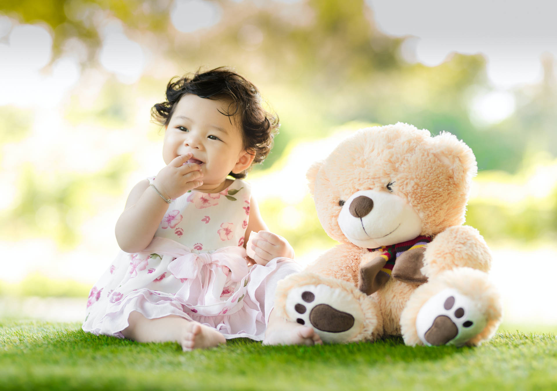 Toddler Cute Girl With Teddy Bear Wallpaper