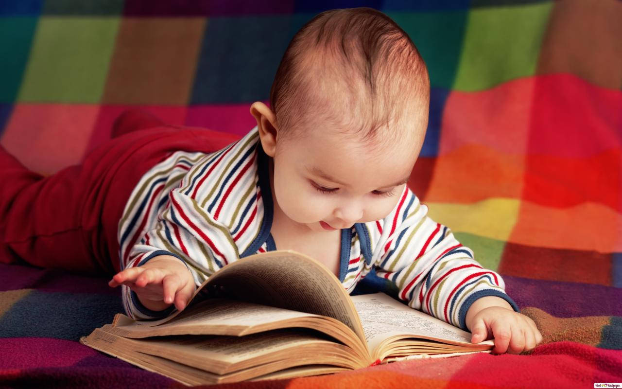 Småbarnsom Läser Bok Wallpaper