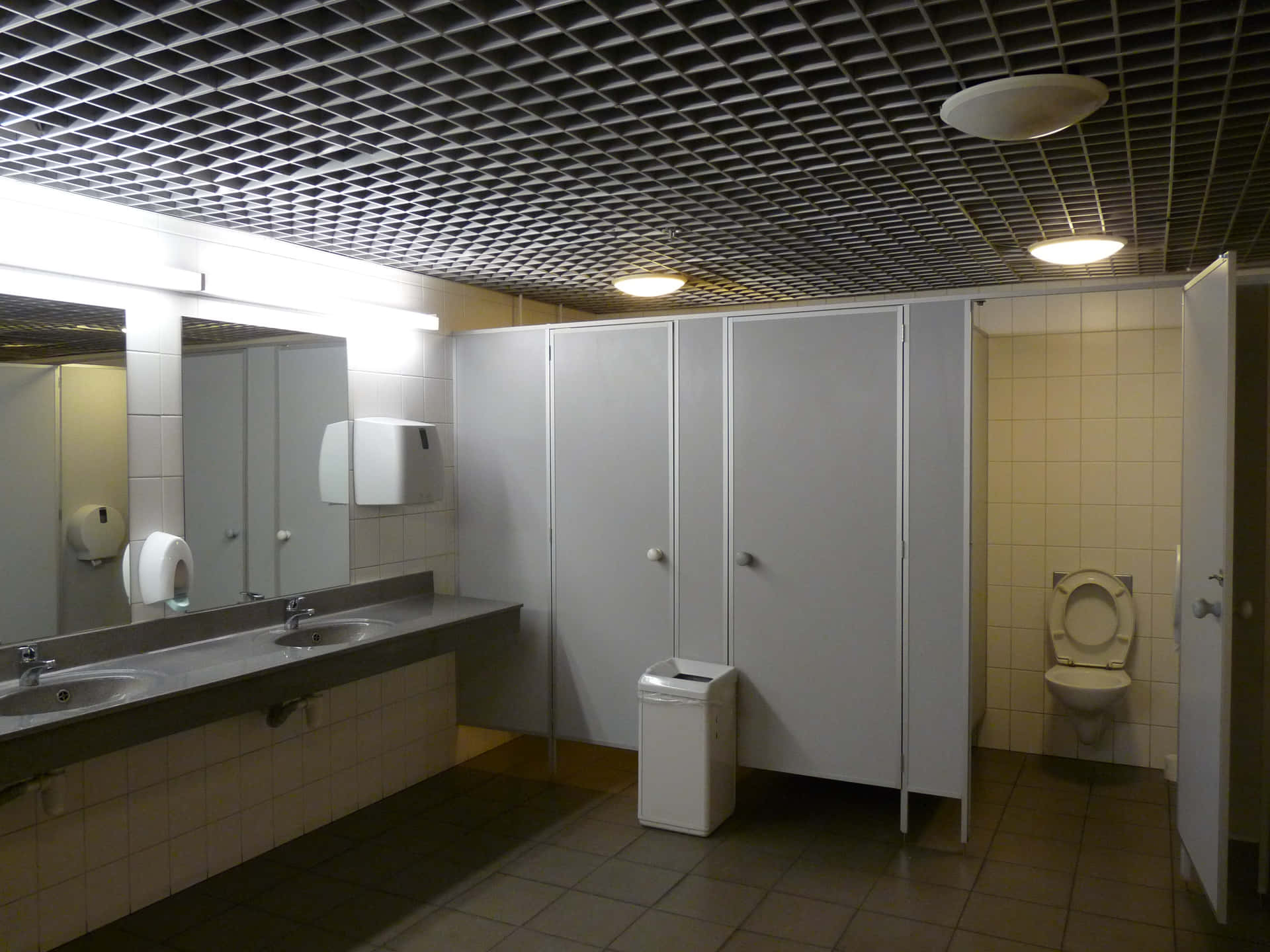 Förnyaditt Badrum Med En Stilren Och Modern Toalett.