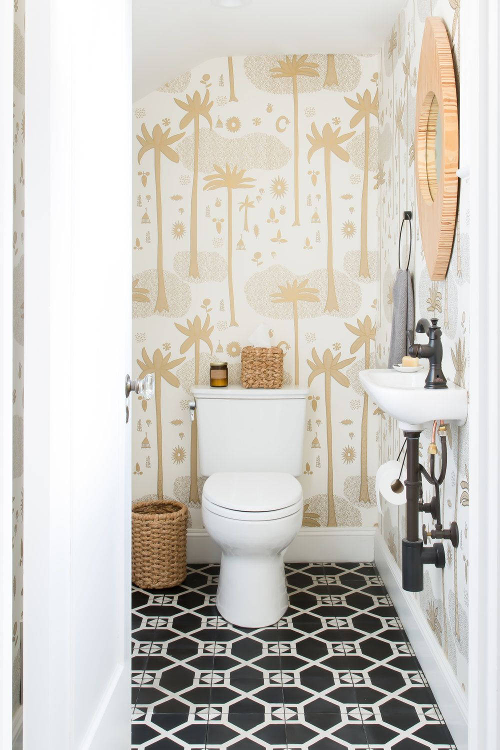 Palm Leaf Bathroom Wallpaper Design Ideas