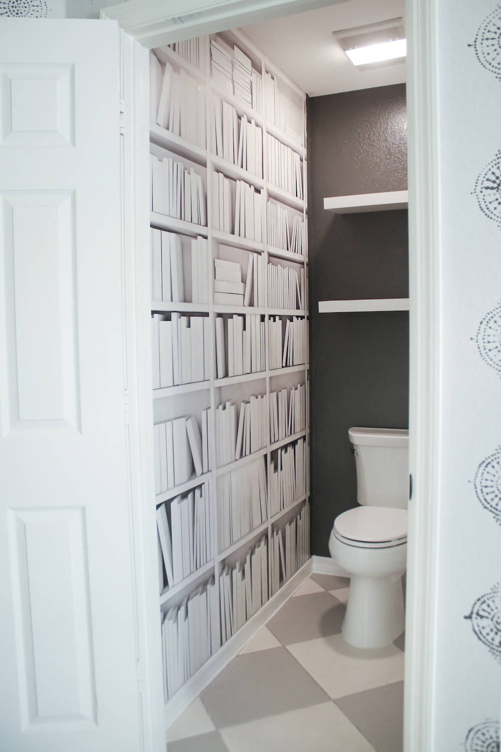 Stylishly designed monochromatic interior with a toilet and bookshelves Wallpaper