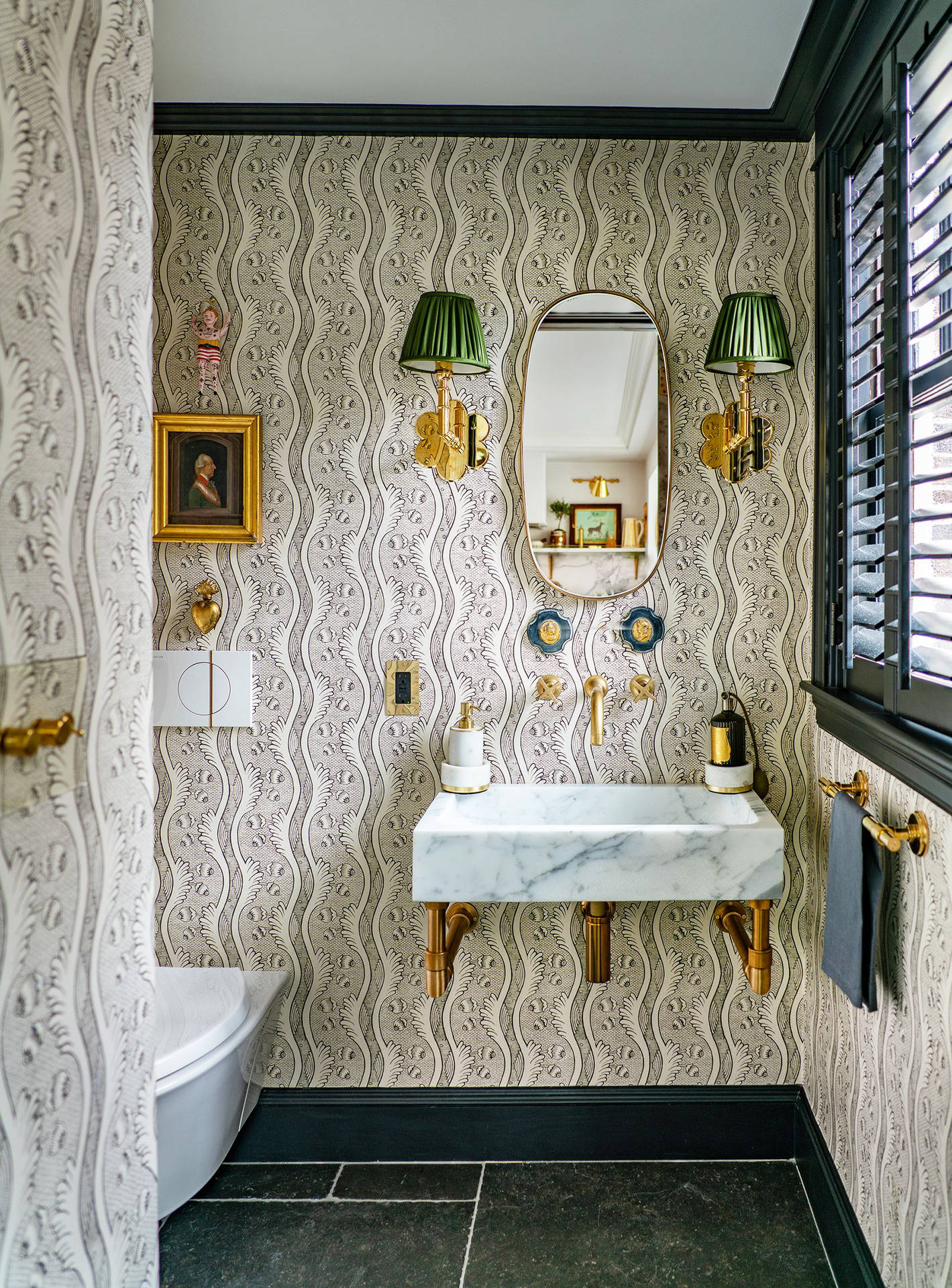 Toalettvågigt Blommigt Badrum Wallpaper