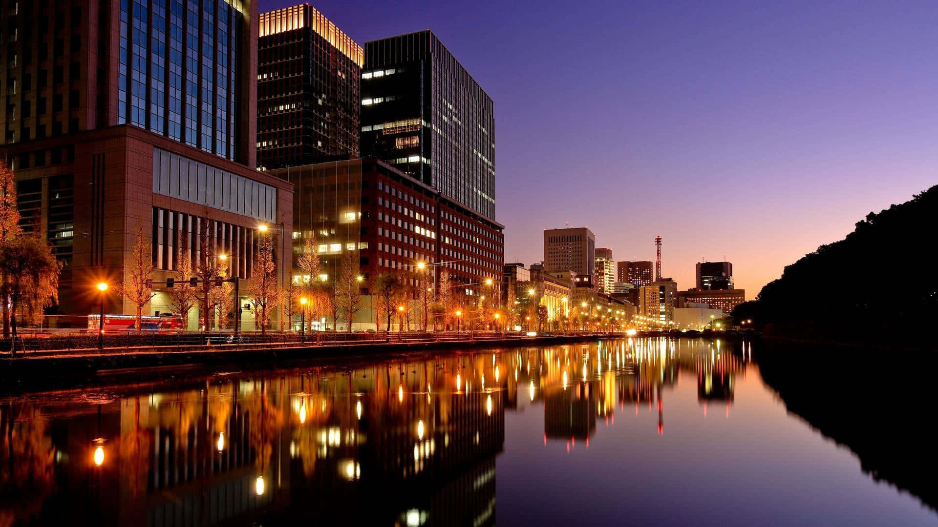 Tokyobaggrund Gadebelysning Ved Siden Af En Flod