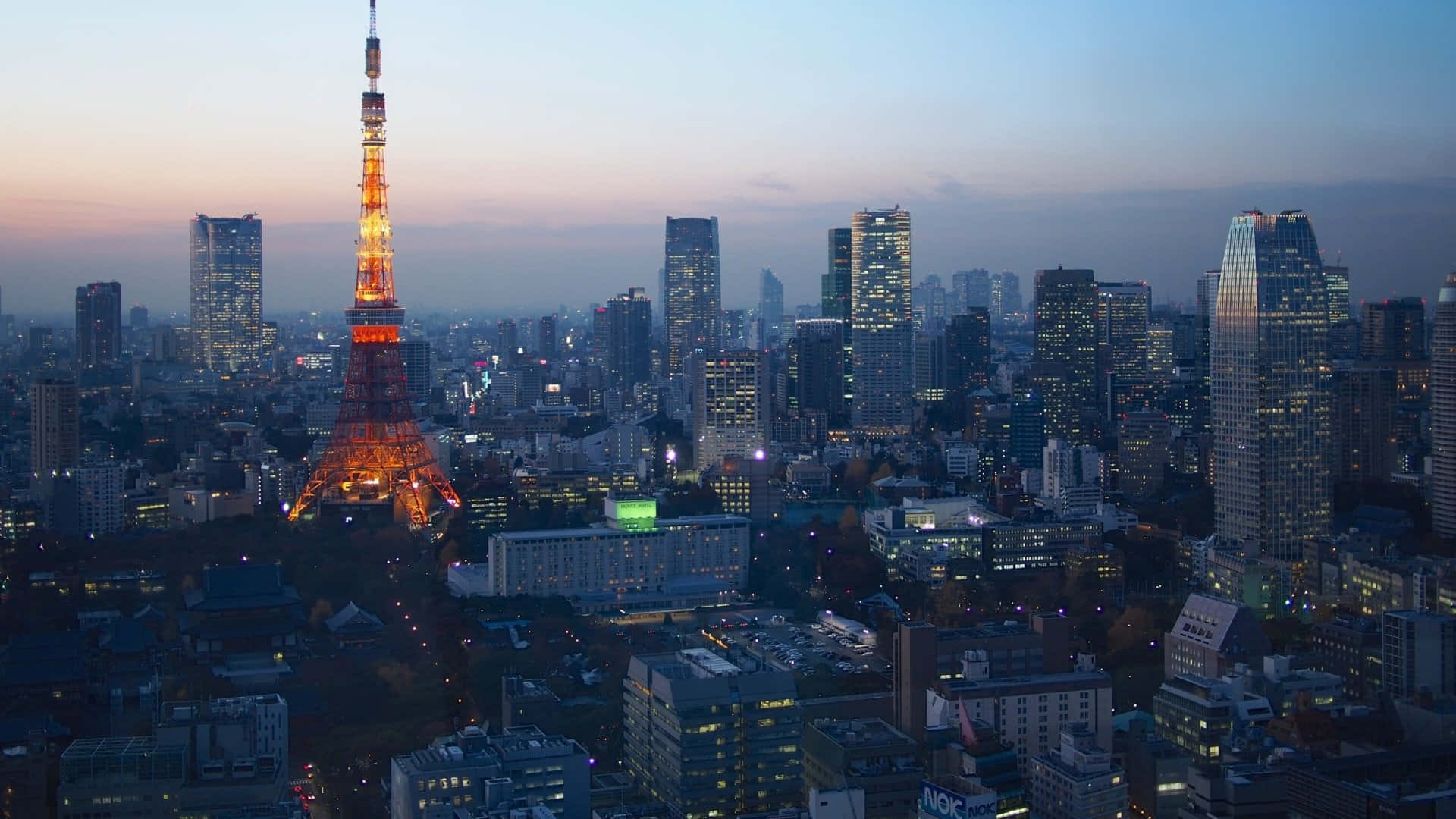Fondode Pantalla De Tokio Brillante, Con La Torre De Tokio Entre La Ciudad.