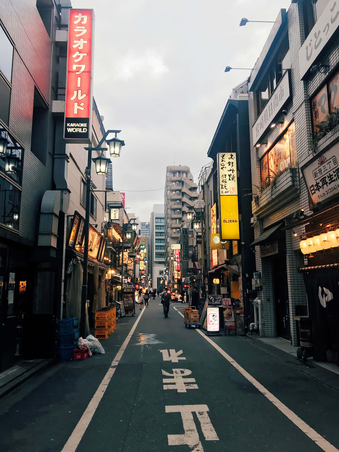 Fondode Pantalla De Tokio: Calle Pequeña Y Estrecha.