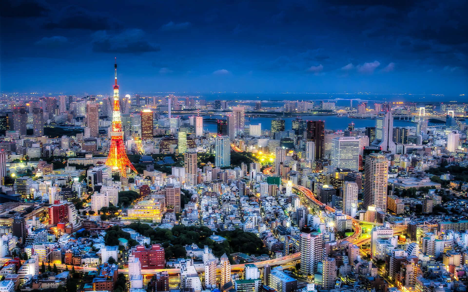 Fondode Pantalla De Tokio. Torre De Tokio Rodeada De Luces.