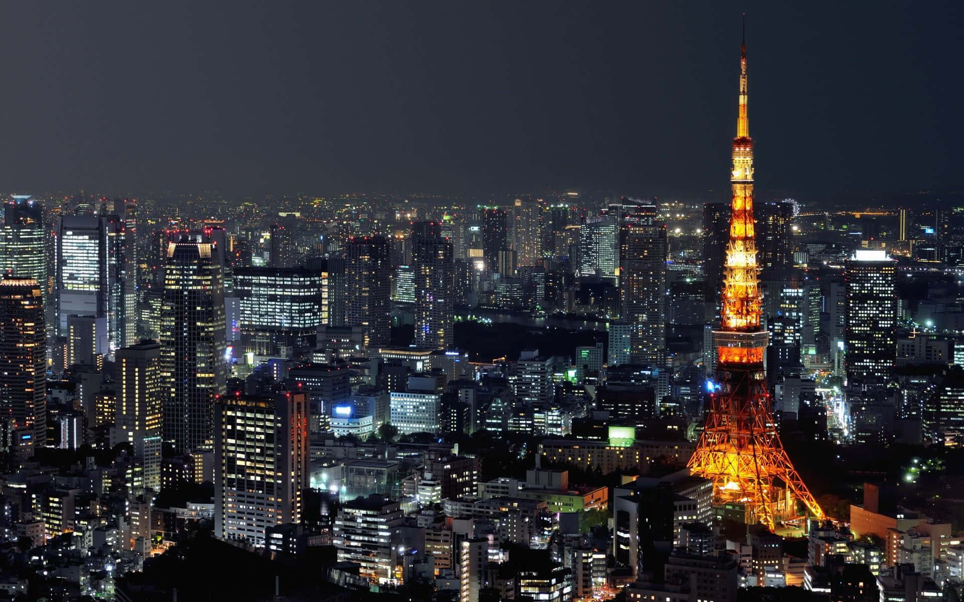 Fondode Pantalla De Tokio: La Torre De Tokio Brillantemente Iluminada.
