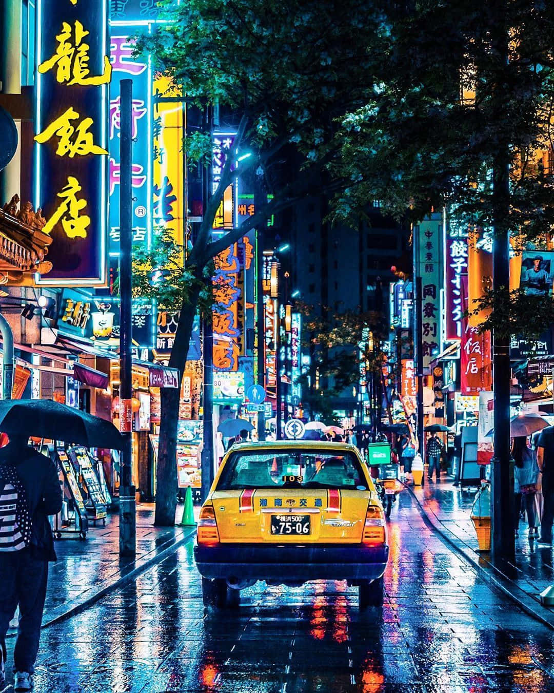 Immaginedi Un Taxi Giallo Nella Città Di Tokyo Di Notte