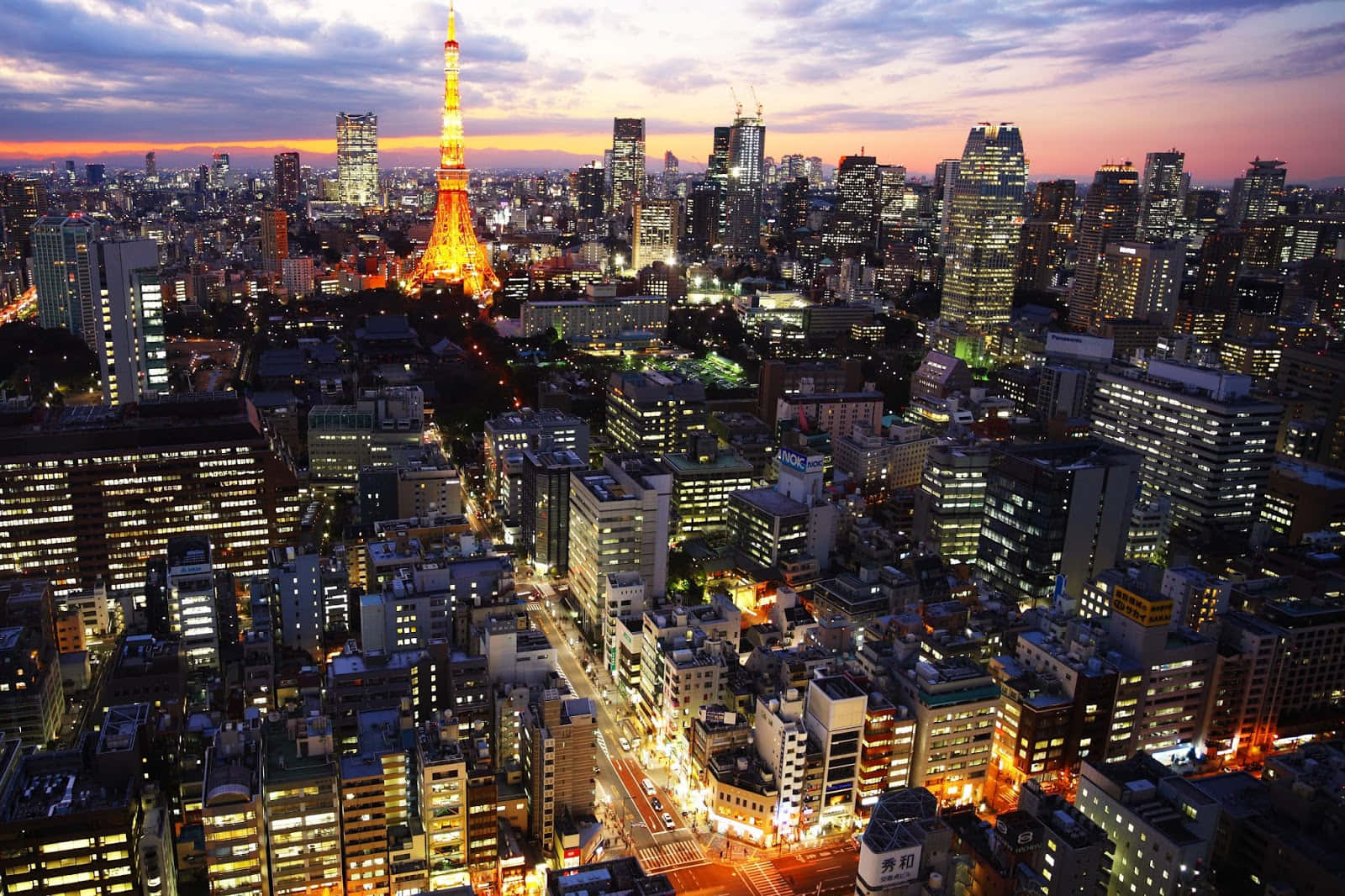 Dieunglaubliche Stadtsilhouette Von Tokio, Japan Beeindruckt Alle, Die Sie Besuchen.