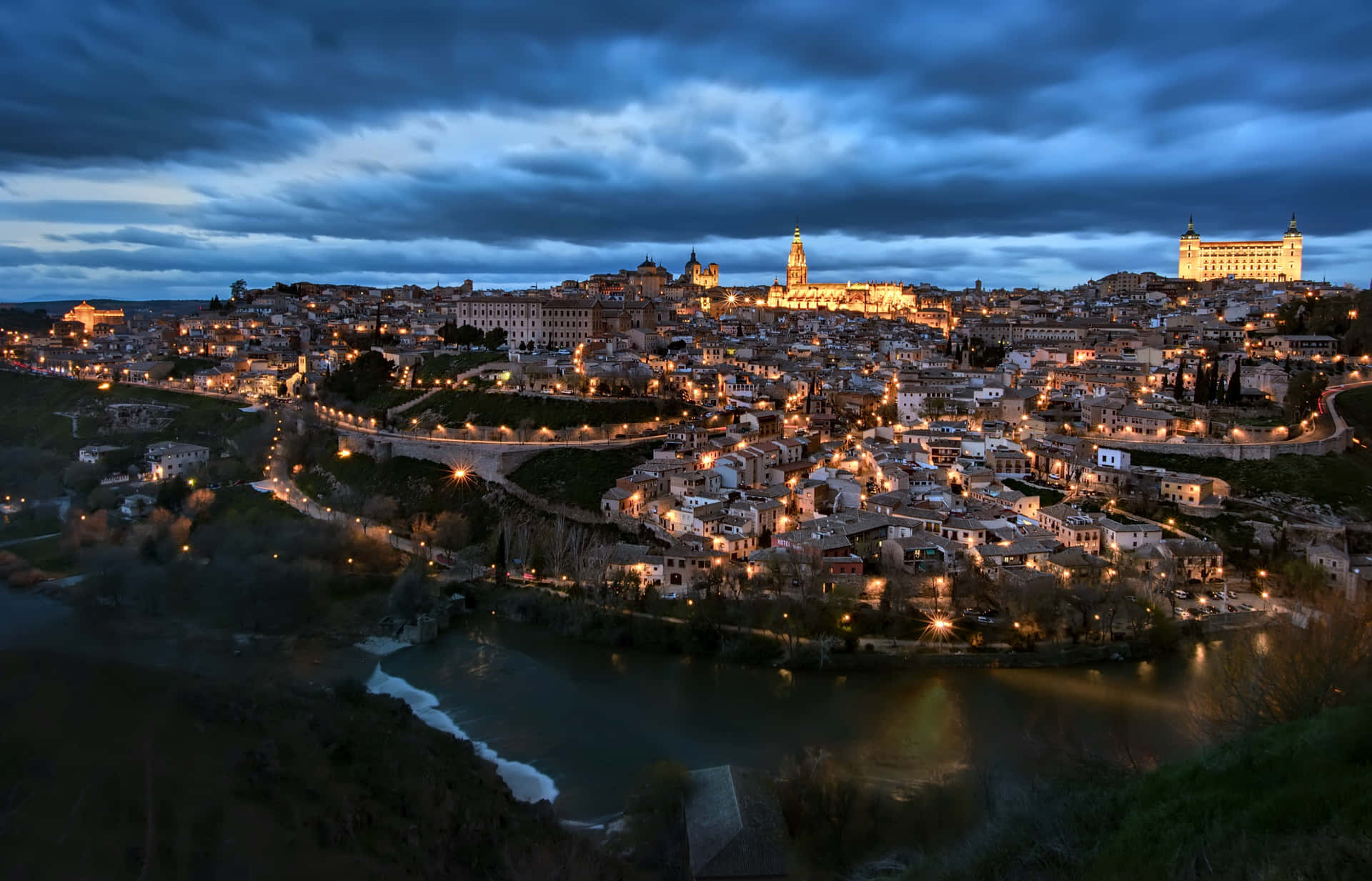 Cattedraledi Toledo Di Notte - Estetica Blu. Sfondo