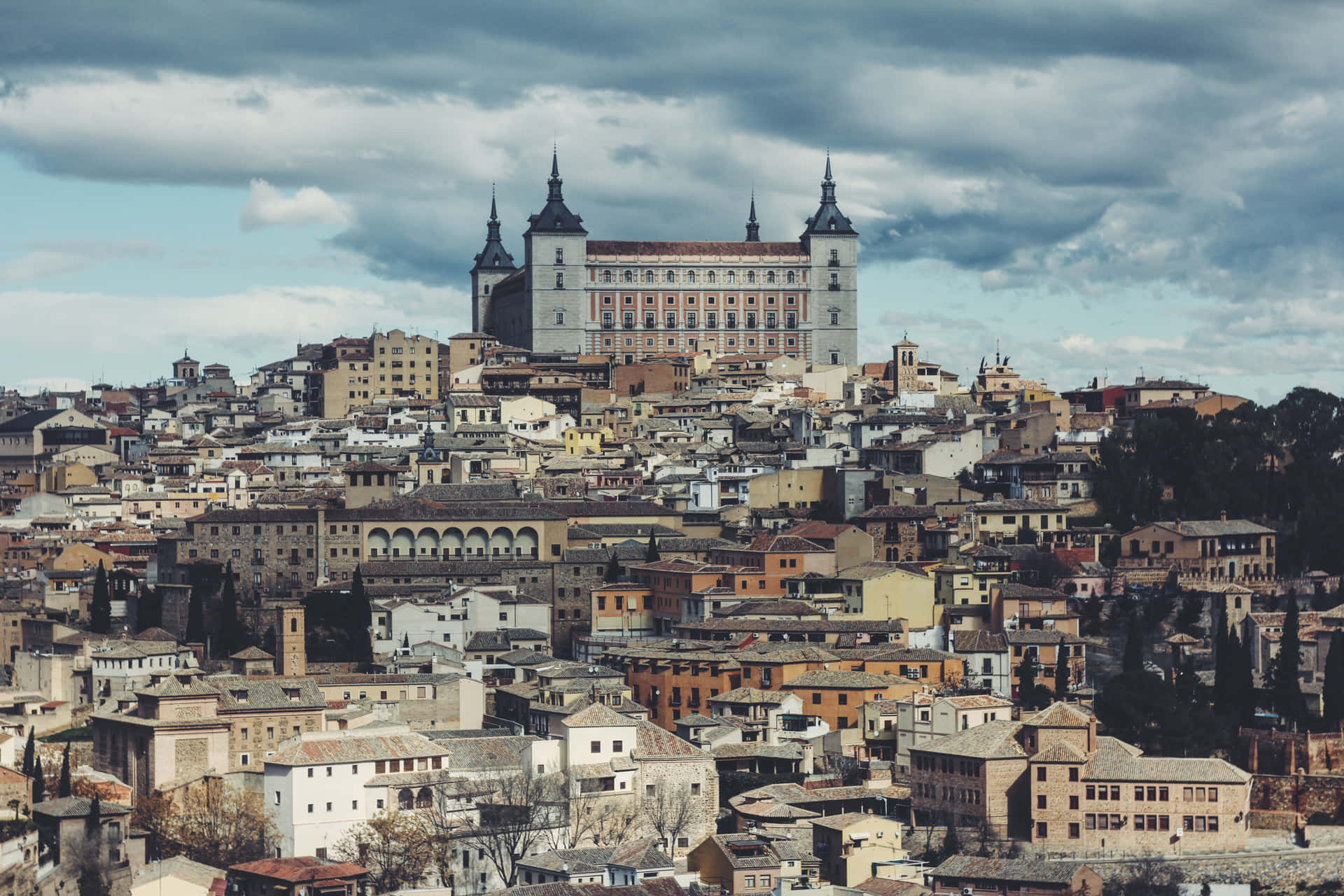 Toledo Cathedral Beneath The Cloudy Sky Wallpaper