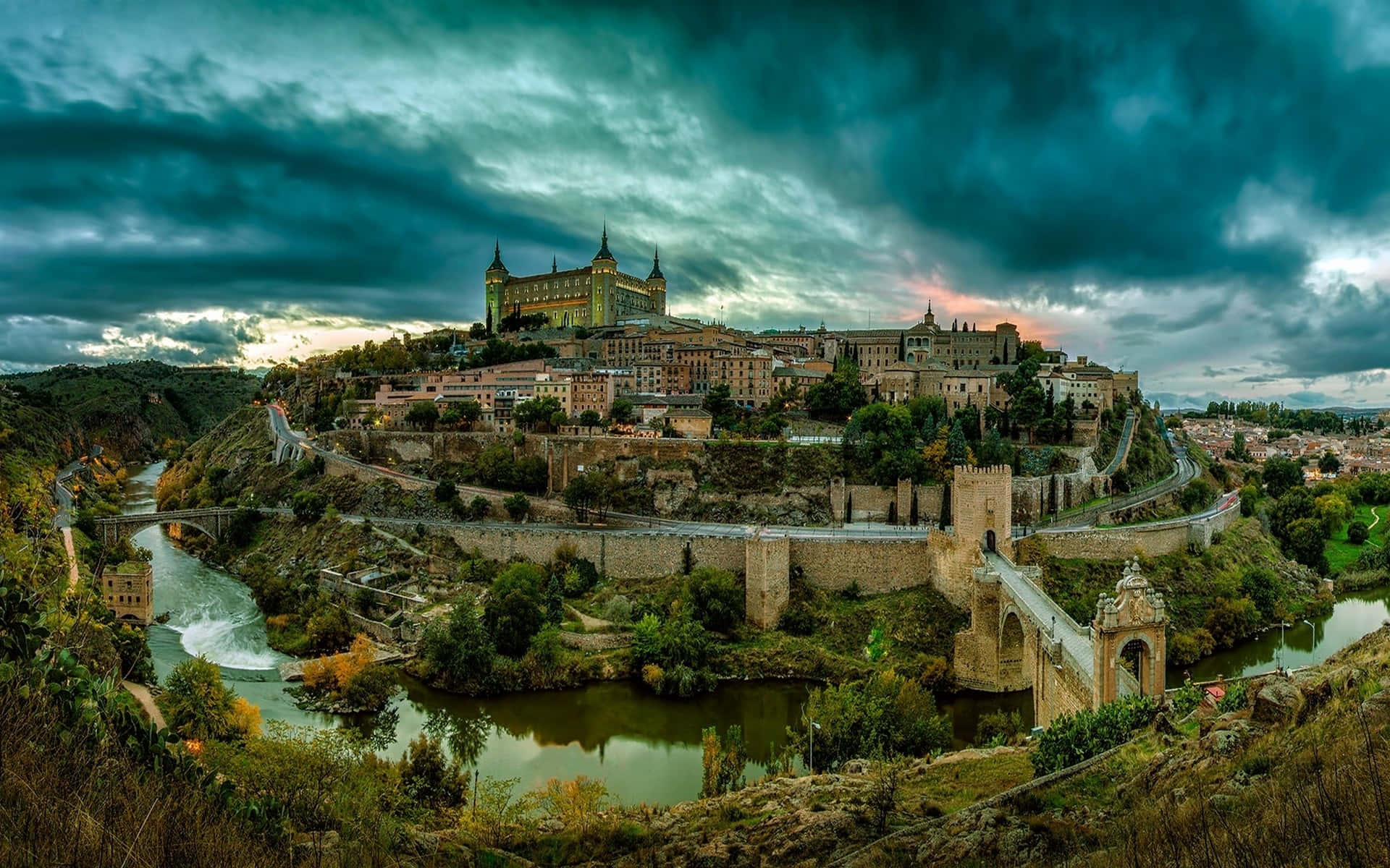 Vistamaestosa Della Cattedrale Di Toledo Sotto Un Cielo Blu Vibrante. Sfondo