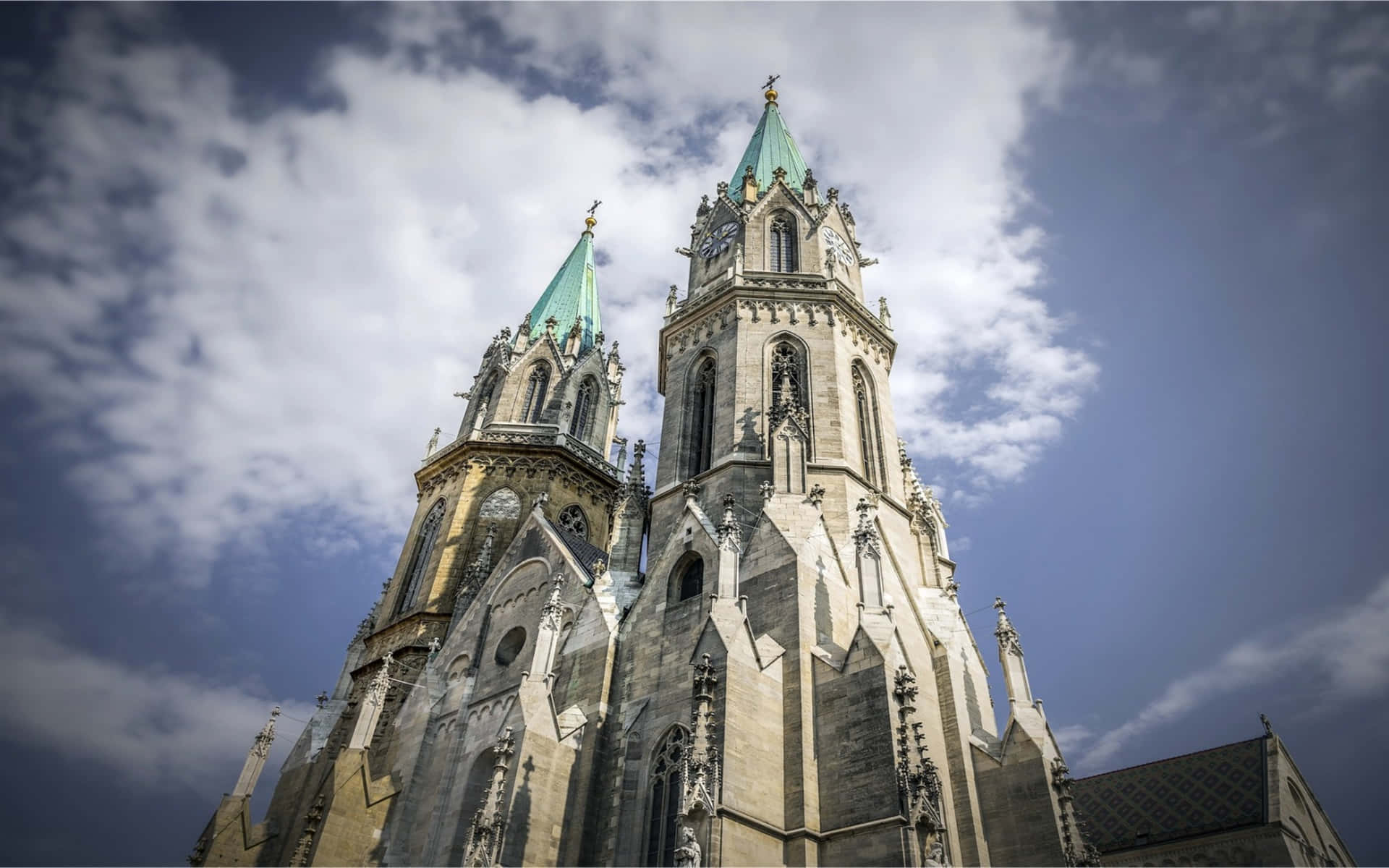 Catedralde Toledo Alcançando O Céu Papel de Parede