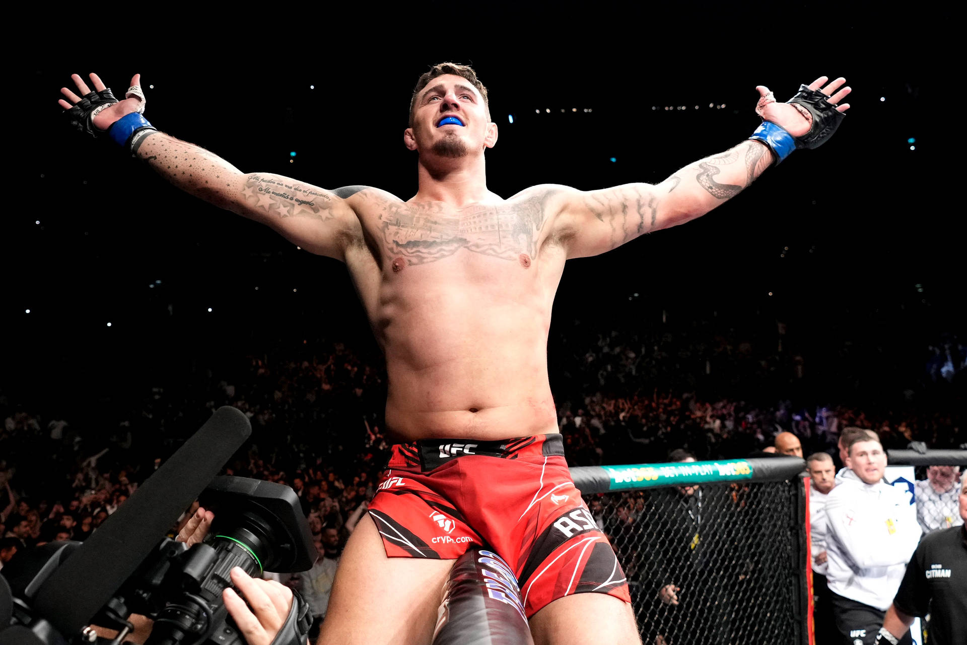 Inspiring moment as MMA fighter Tom Aspinall celebrates victory Wallpaper