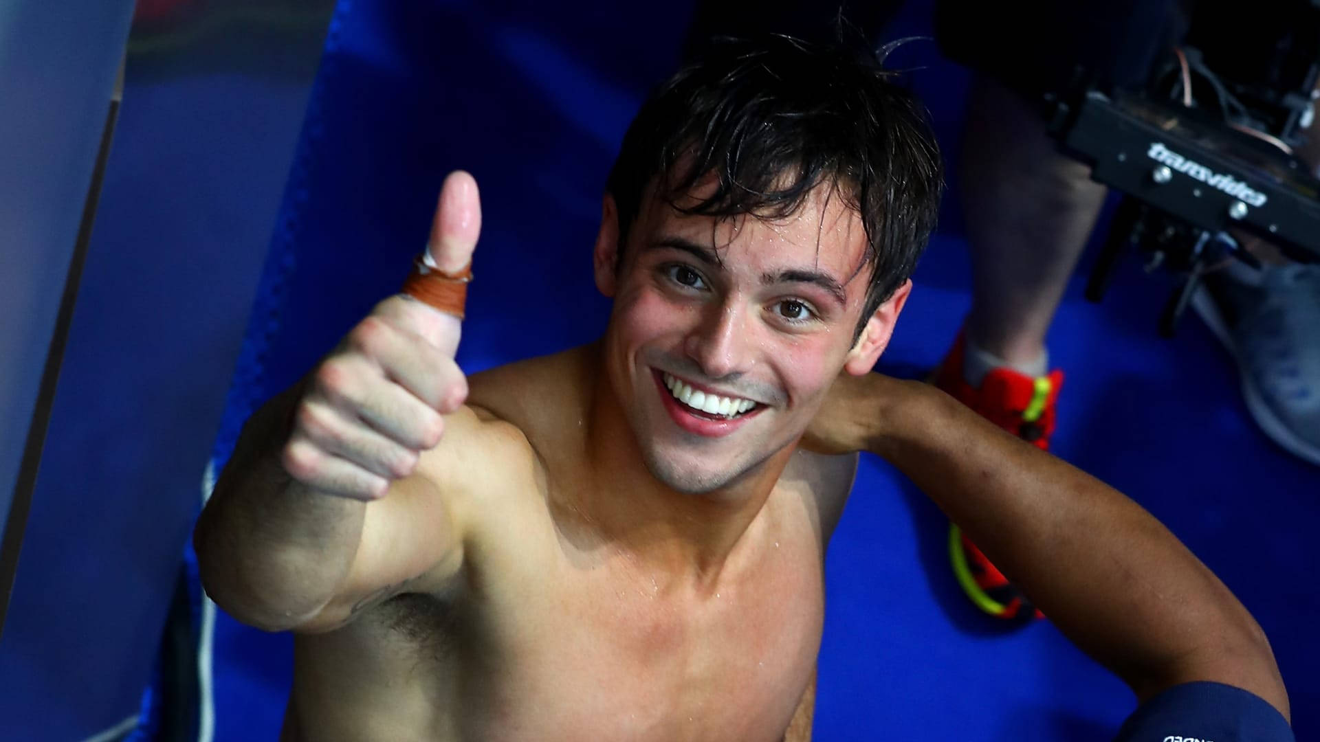 Tom Daley Thumbs Up Wallpaper