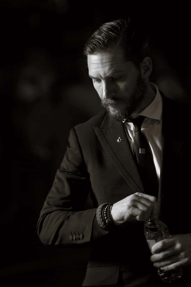 Tom Hardy In A Classic Men Suit Style Wallpaper
