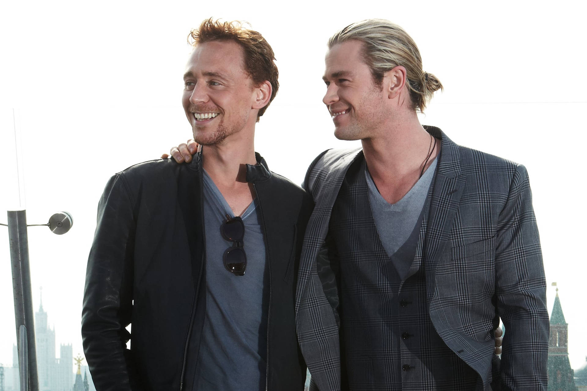 Tom Hiddleston og Chris Hemsworth Tapet Wallpaper