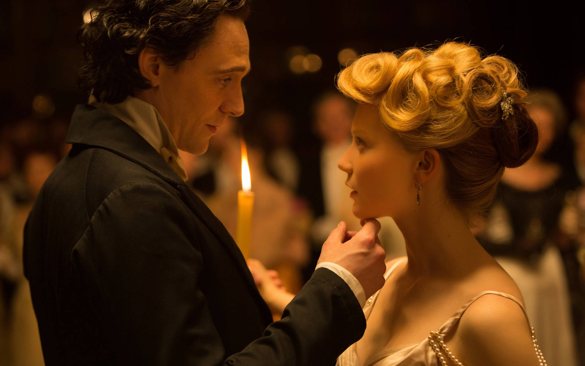 Tom Hiddleston En Mia Wasikowska Achtergrond