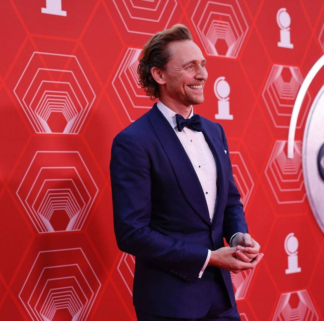 Tom Hiddleston Ved Tony Awards Wallpaper