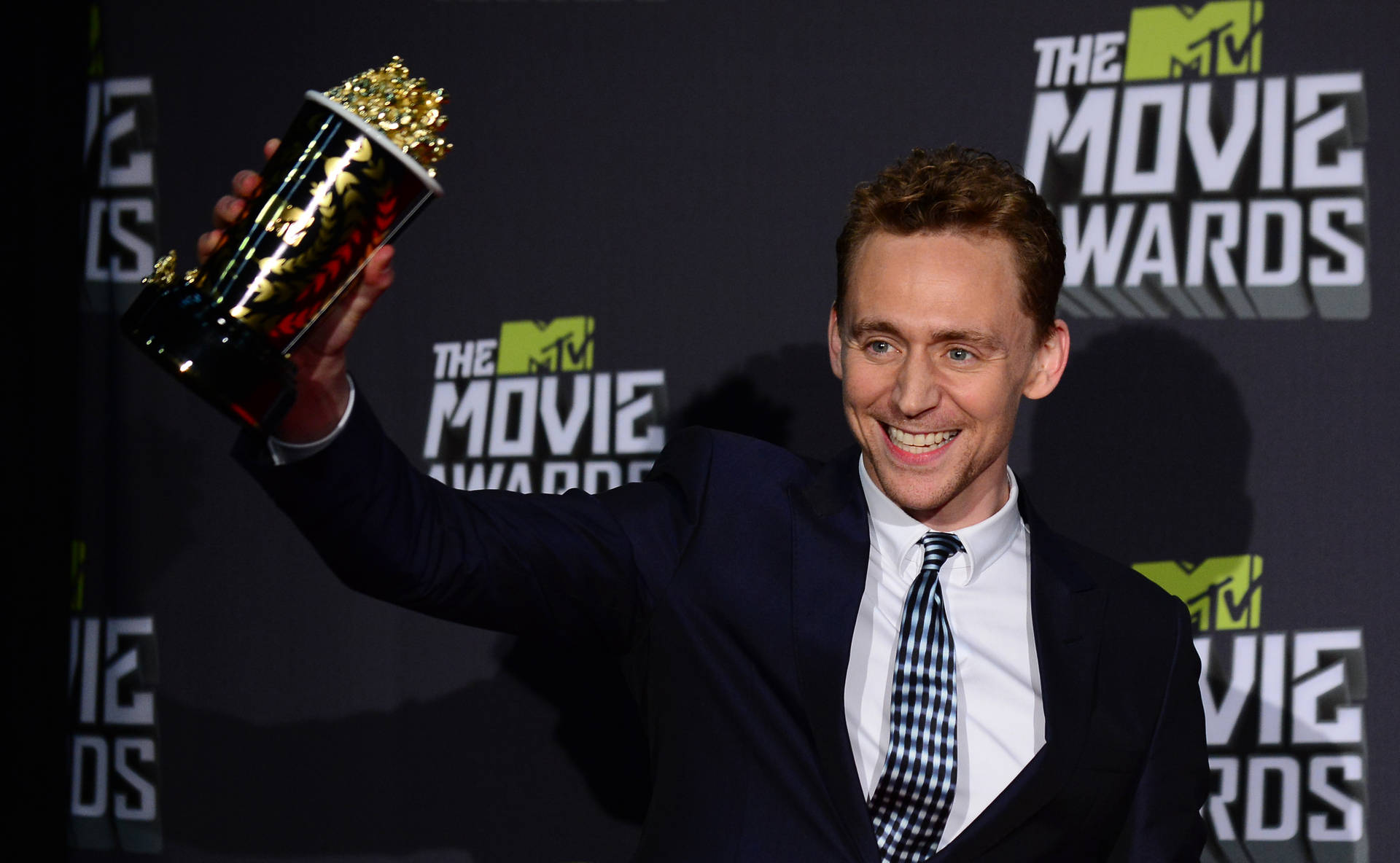 Tom Hiddleston Bedste Skurk Baggrund. Wallpaper