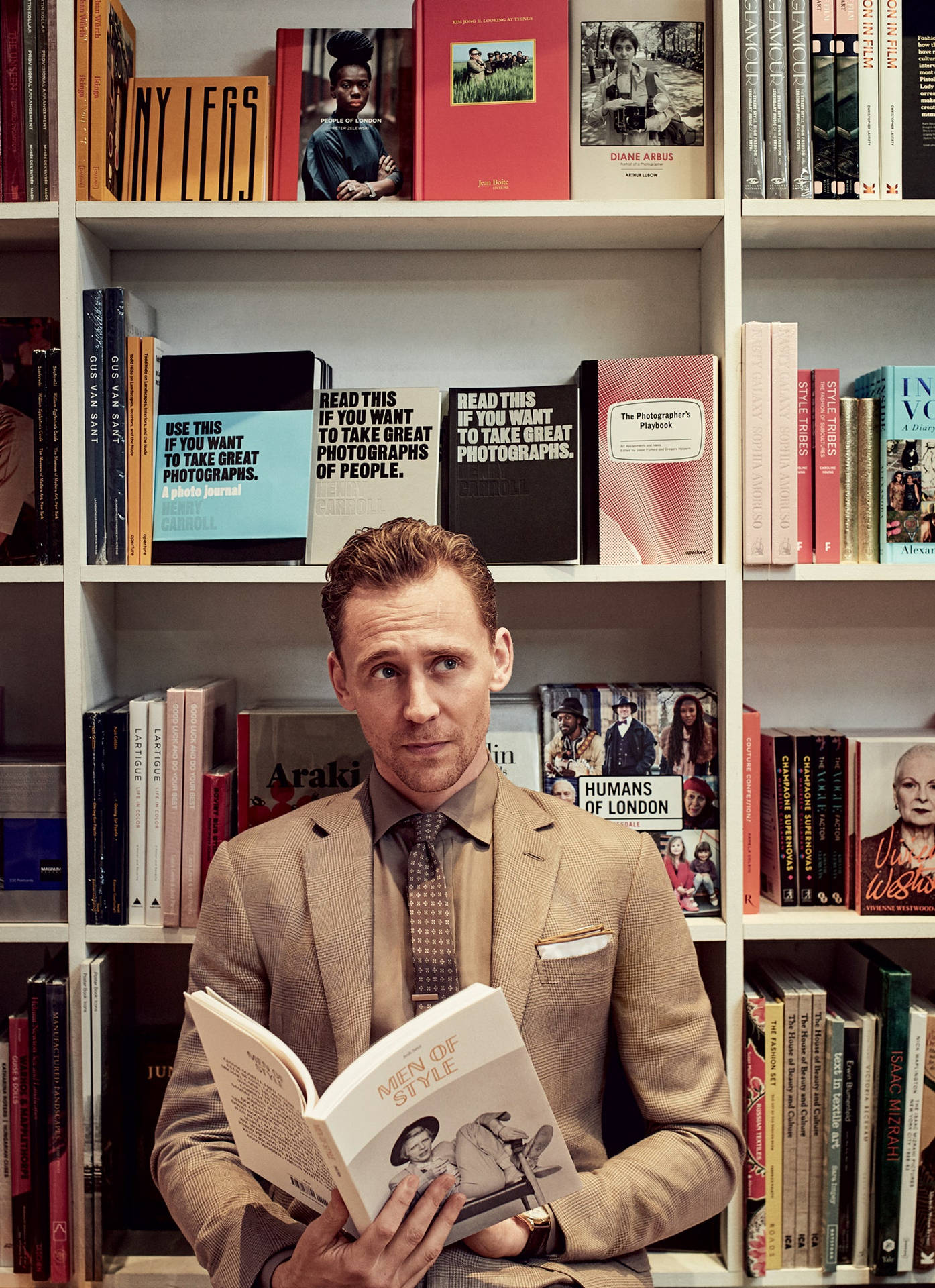 Tom Hiddleston i en biblioteks tapet Wallpaper