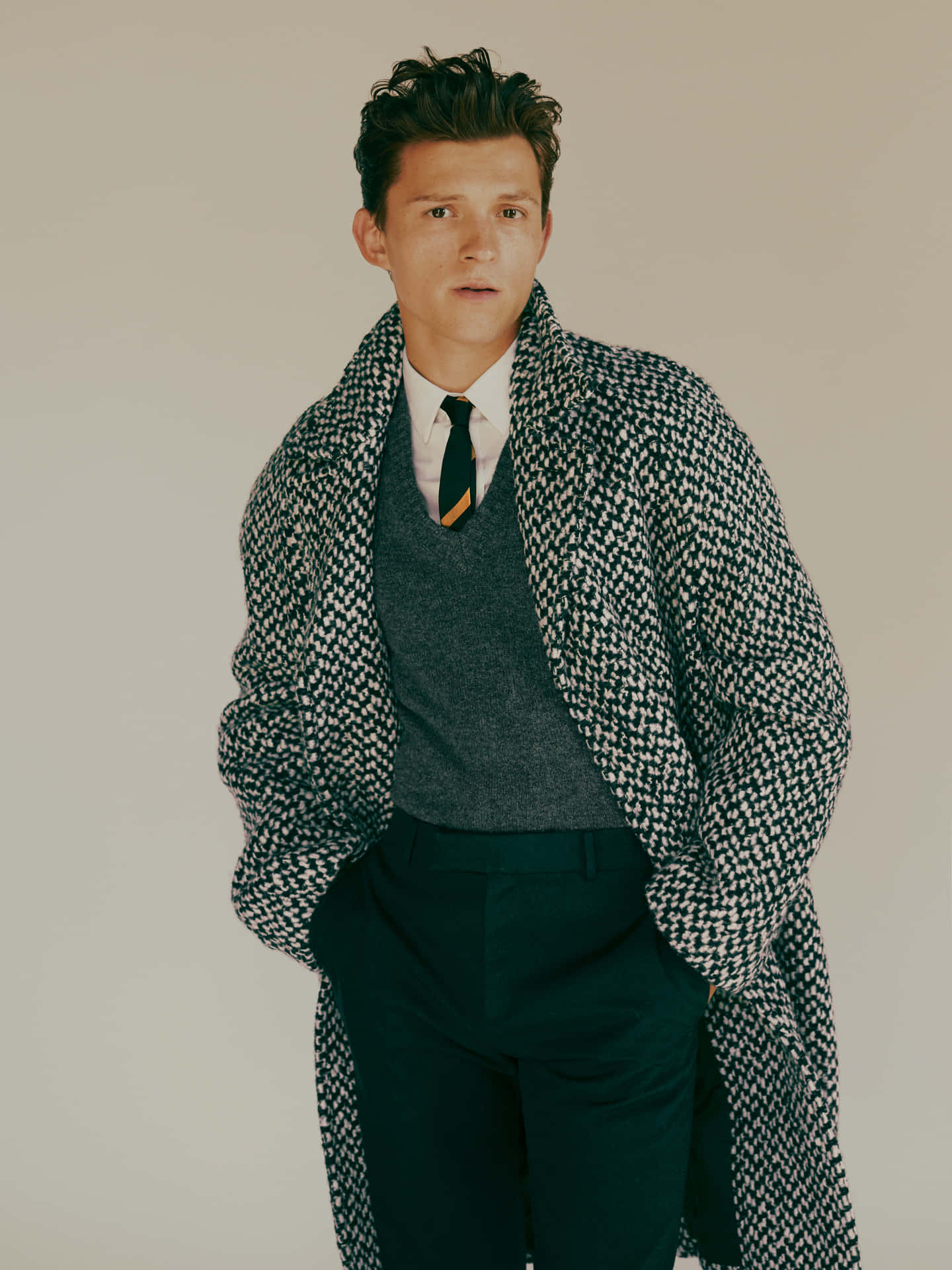 Tom Holland looking sharp in his new suit Wallpaper