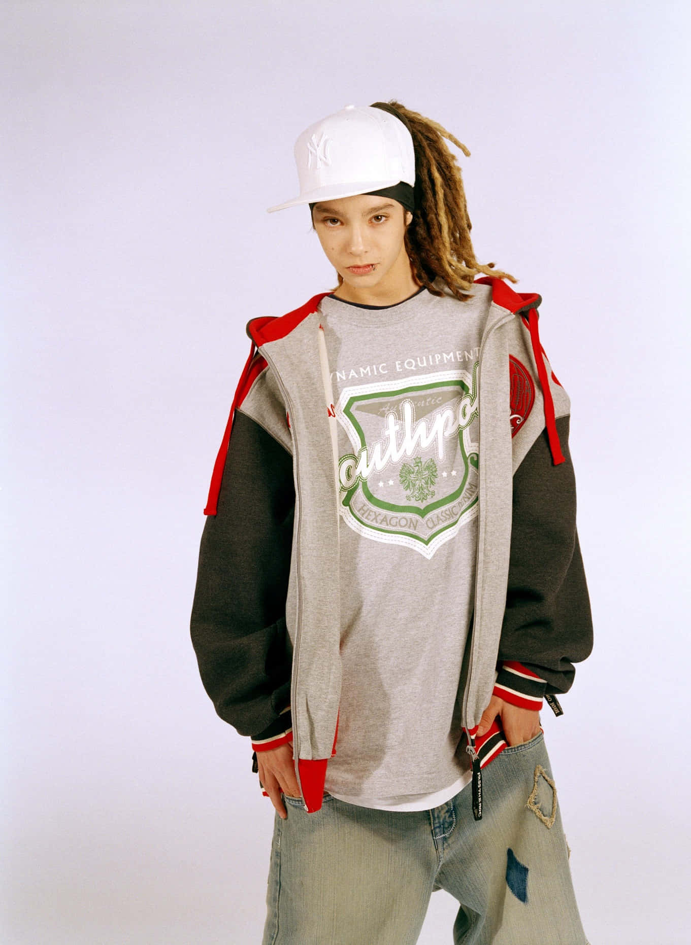 Tom Kaulitz Casual Urban Style Wallpaper