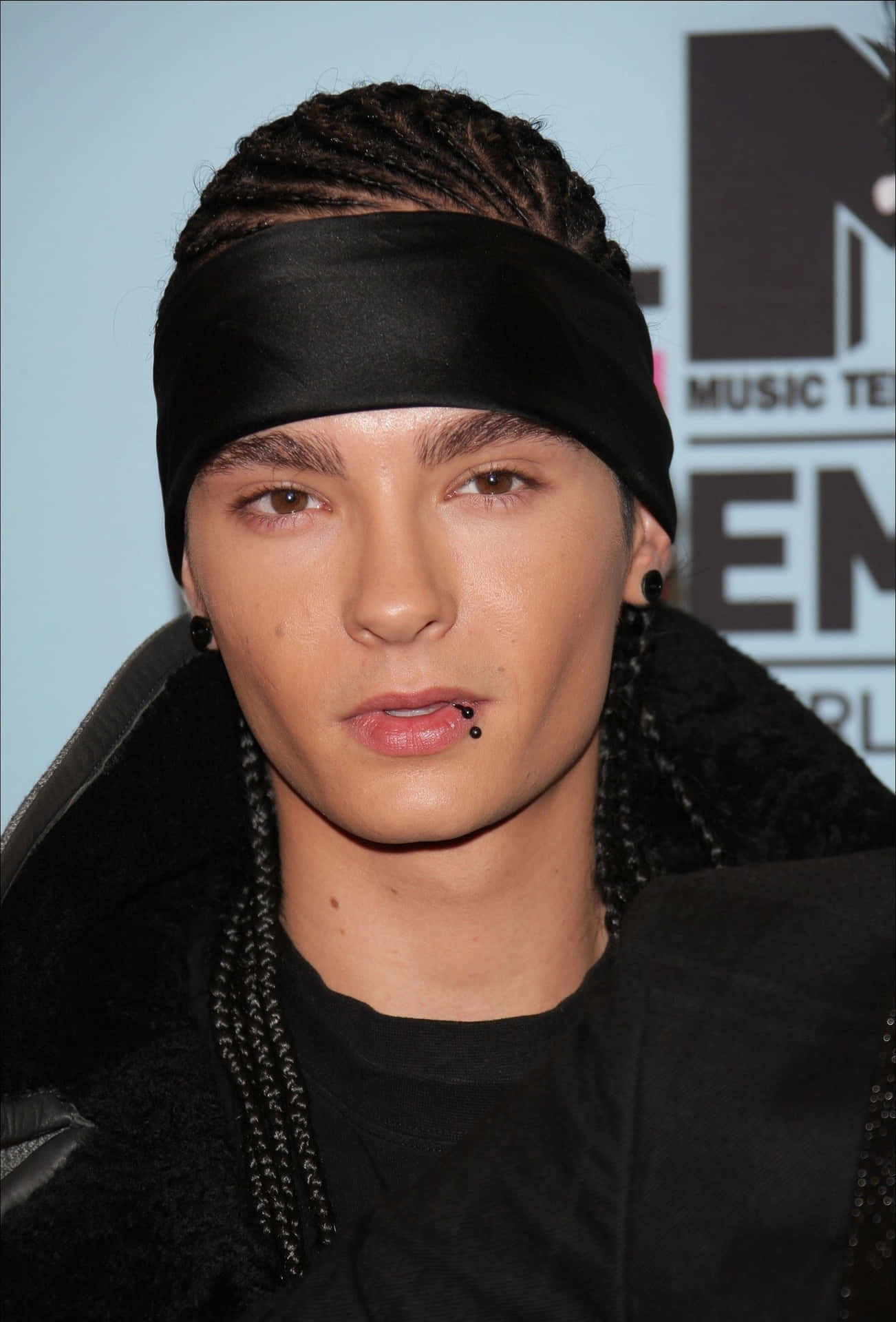 Tom Kaulitz Headbandand Braids Wallpaper