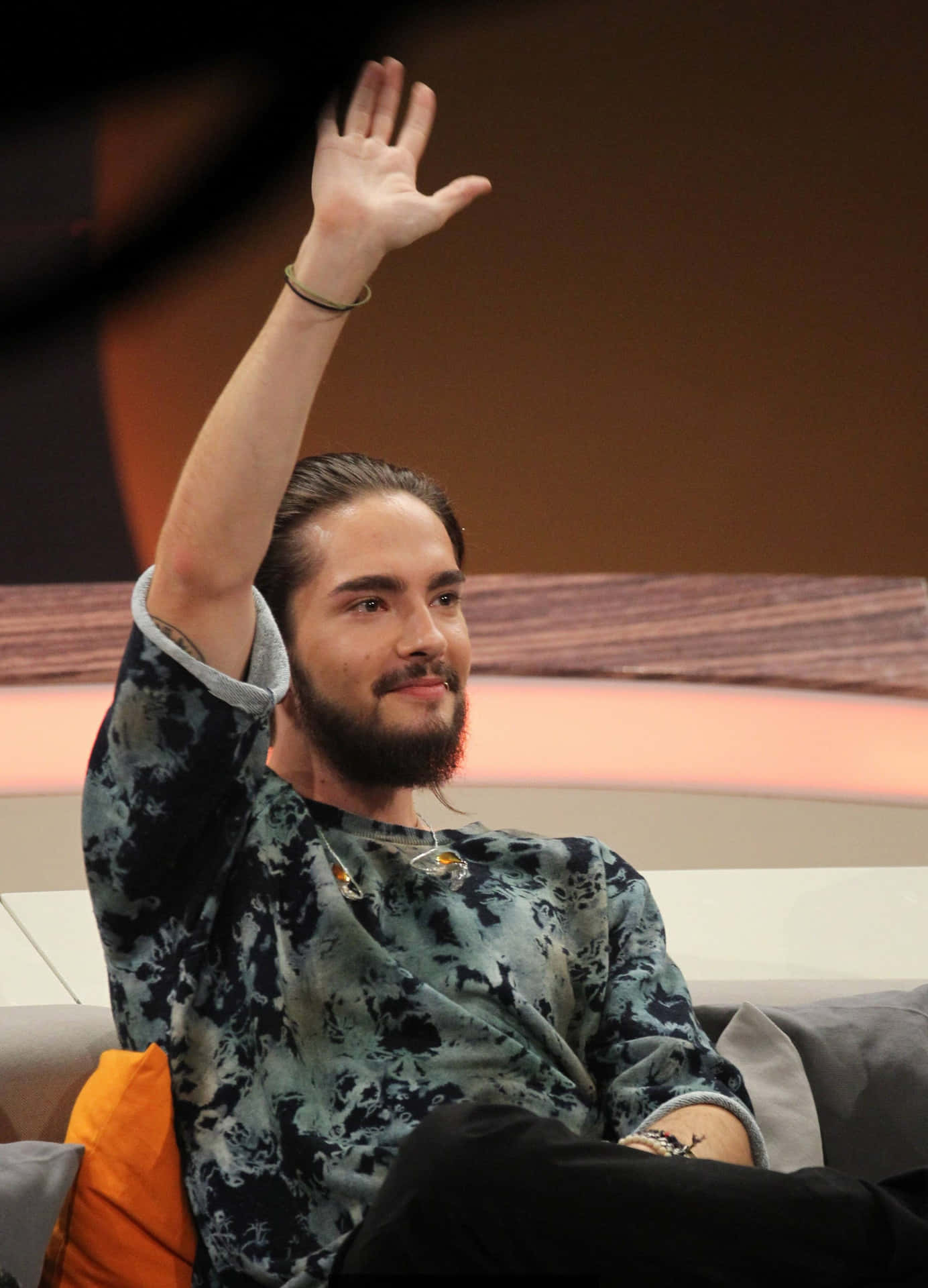 Tom Kaulitz Waving Casually Wallpaper