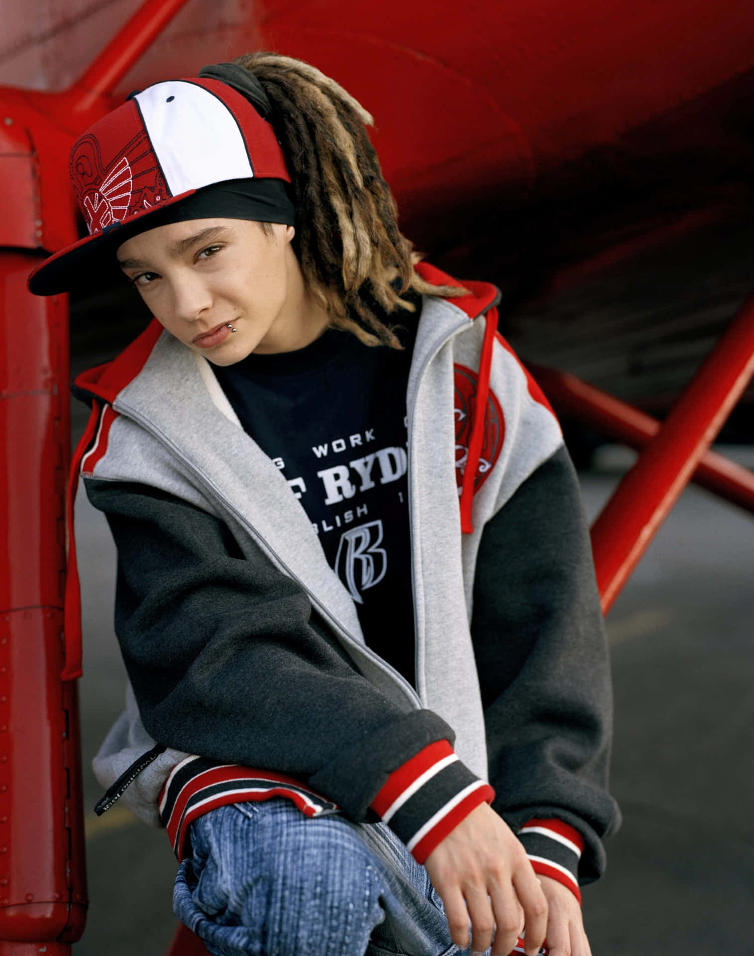 Tom Kaulitz Youthful Style Wallpaper