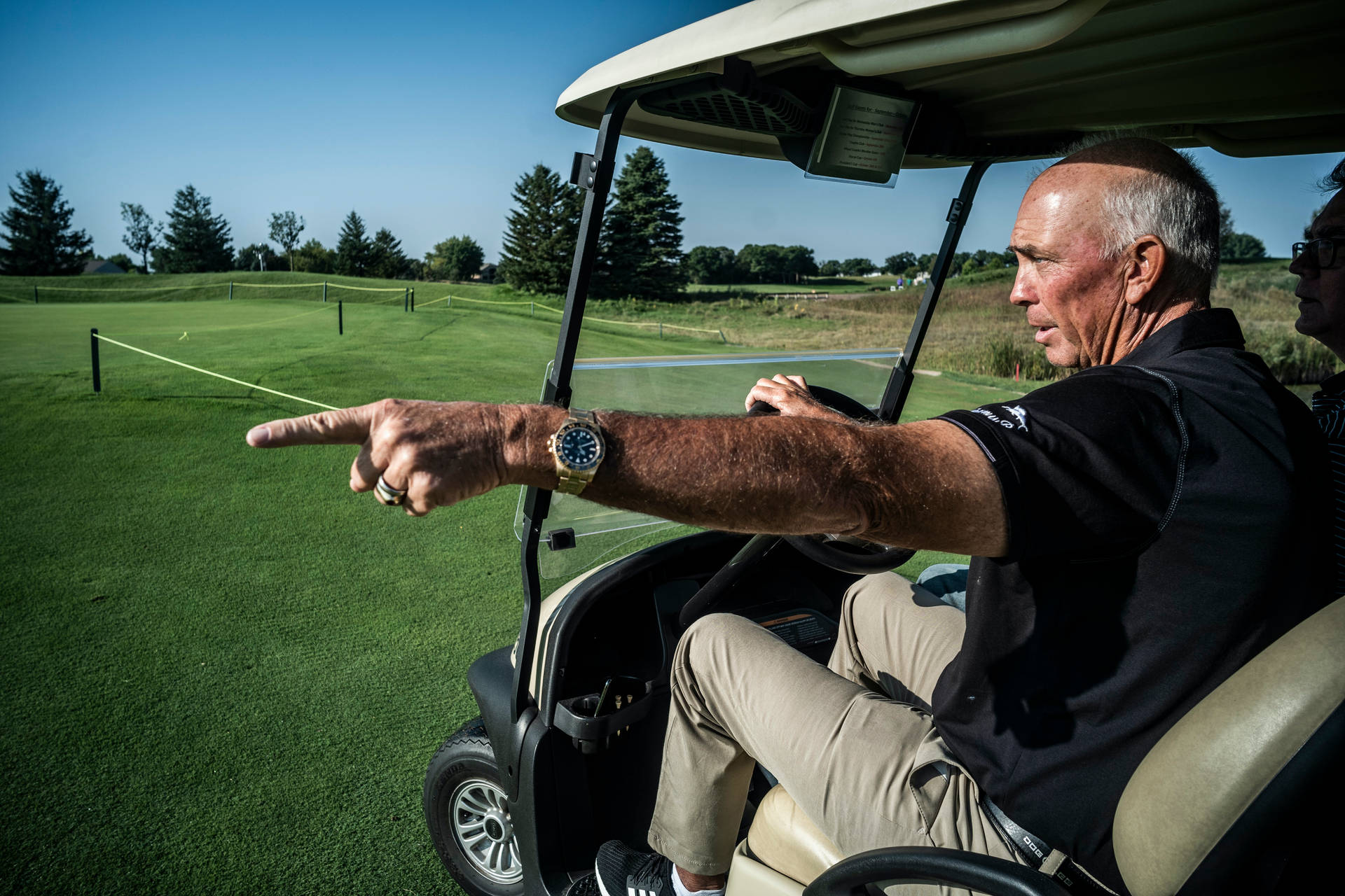 Tomlehman Conduciendo Un Carrito De Golf Fondo de pantalla