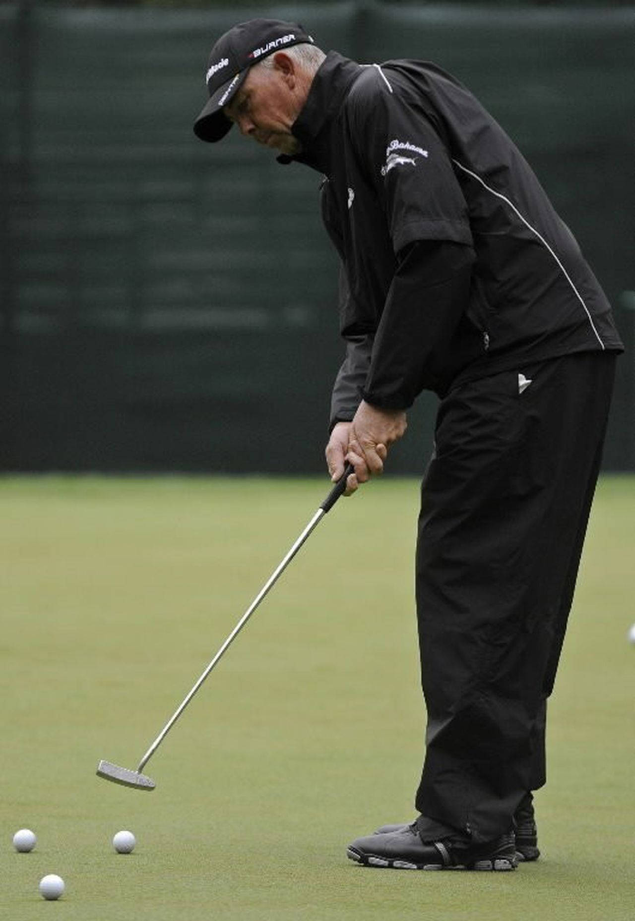 Tom Lehman Practicing Golf Wallpaper