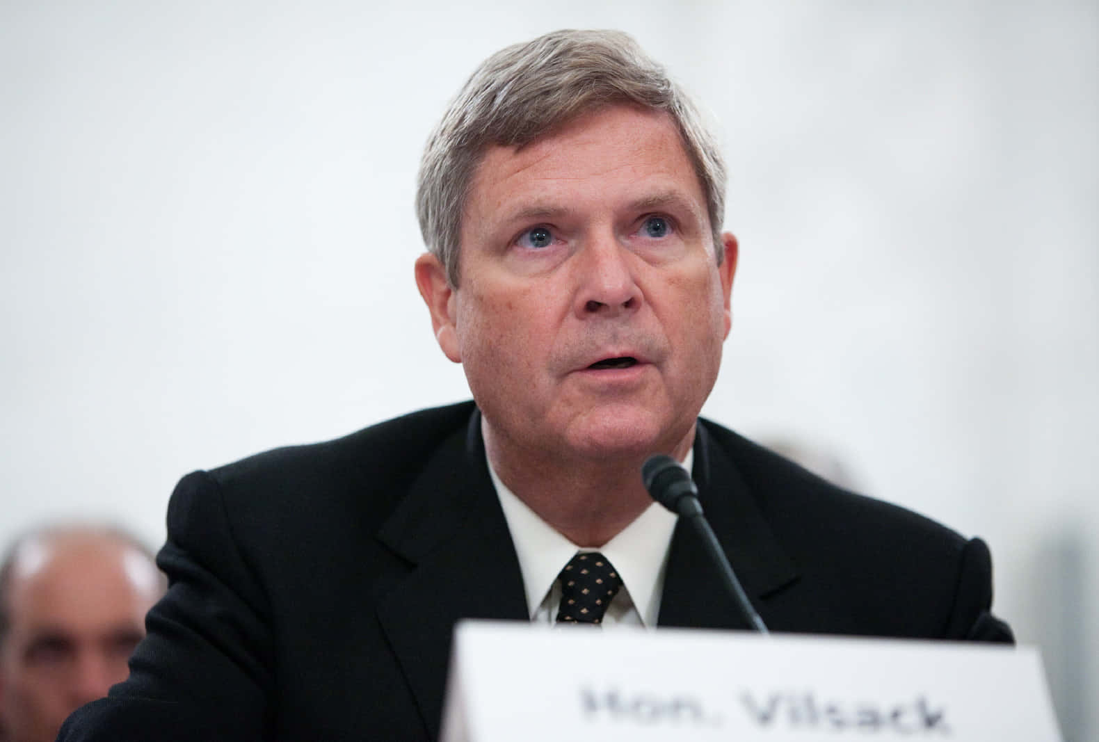 Tom Vilsack With Blurry White Background Wallpaper
