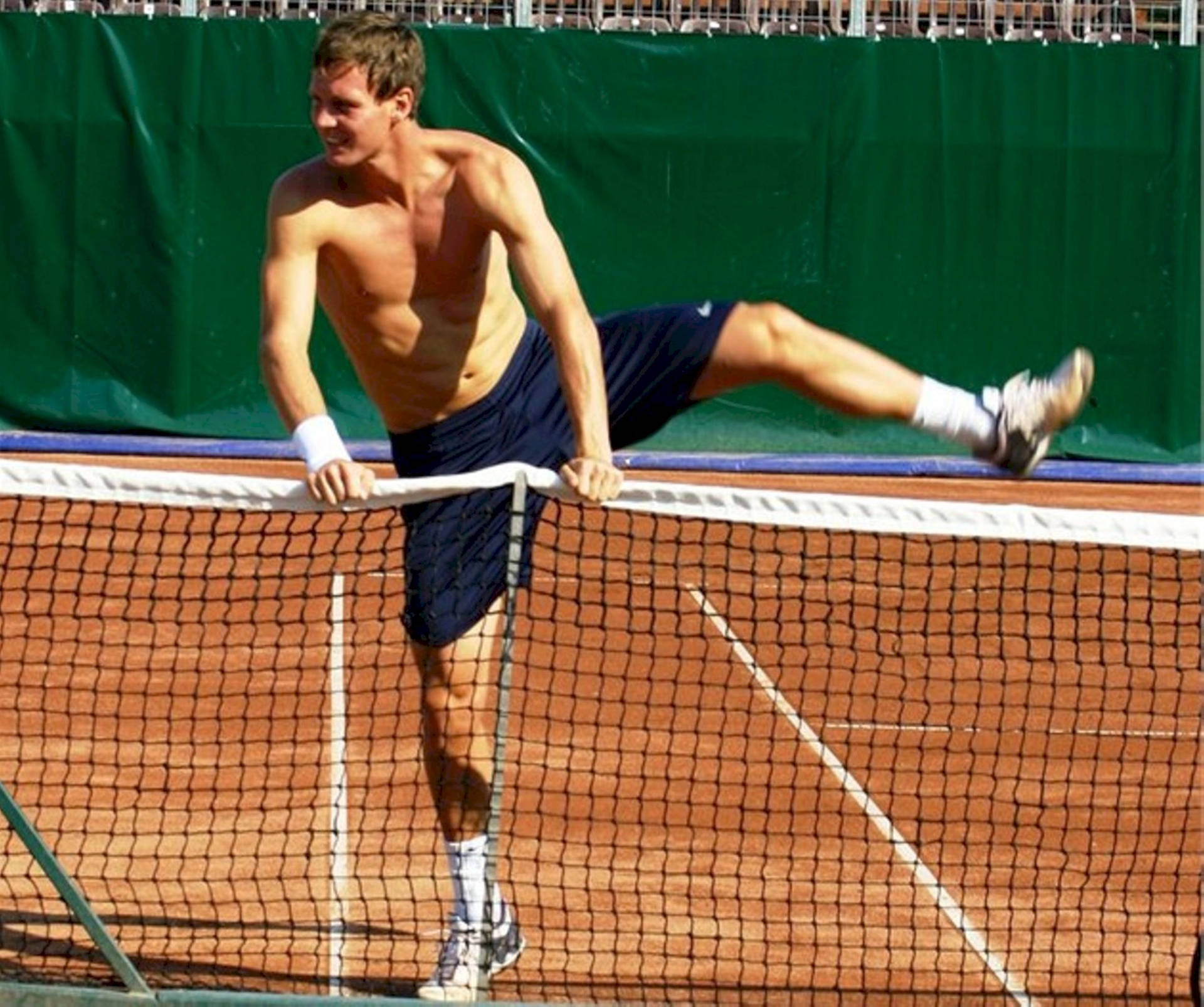 Tomasberdych Überquert Das Tennisnetz. Wallpaper