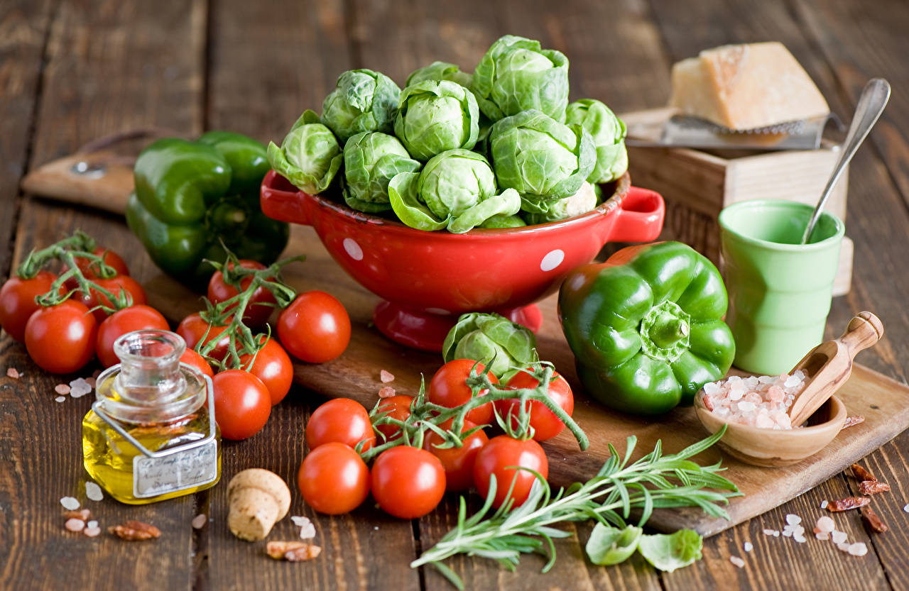 Tomaten,brüsseler Sprouts, Paprika, Früchte Auf Einem Hölzernen Tisch Wallpaper