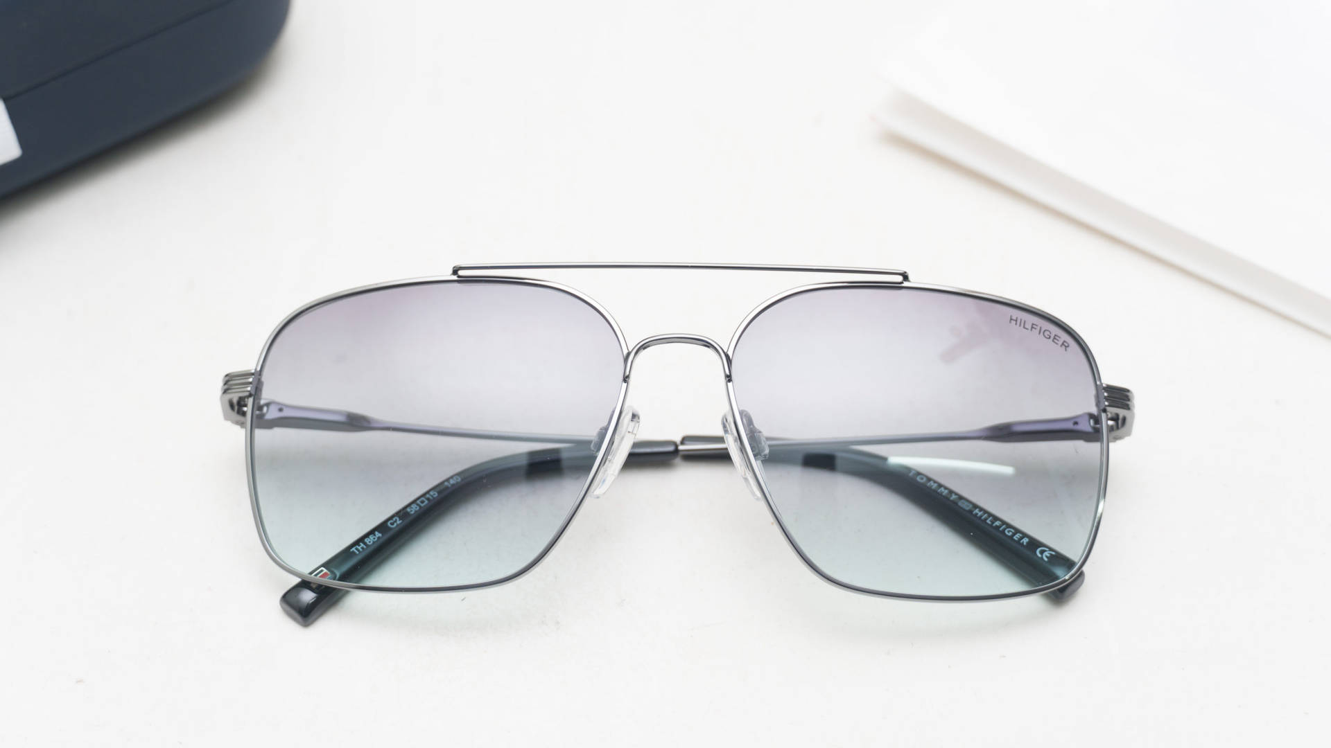 Chic Tommy Hilfiger Blue-Lens Rectangular Glasses Wallpaper