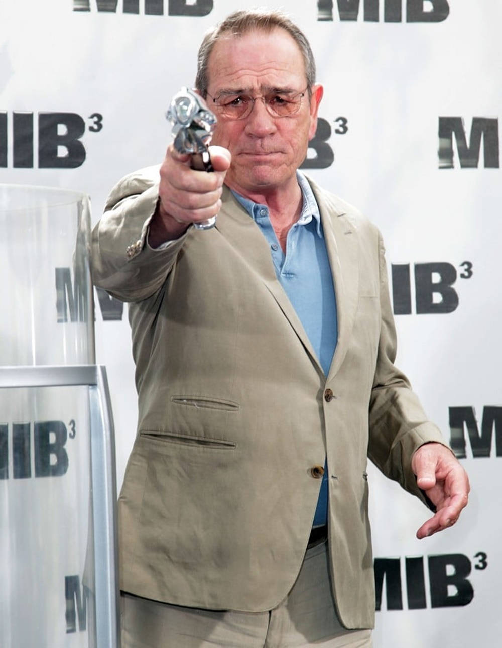 Tommy Lee Jones Pointing A Trophy Wallpaper