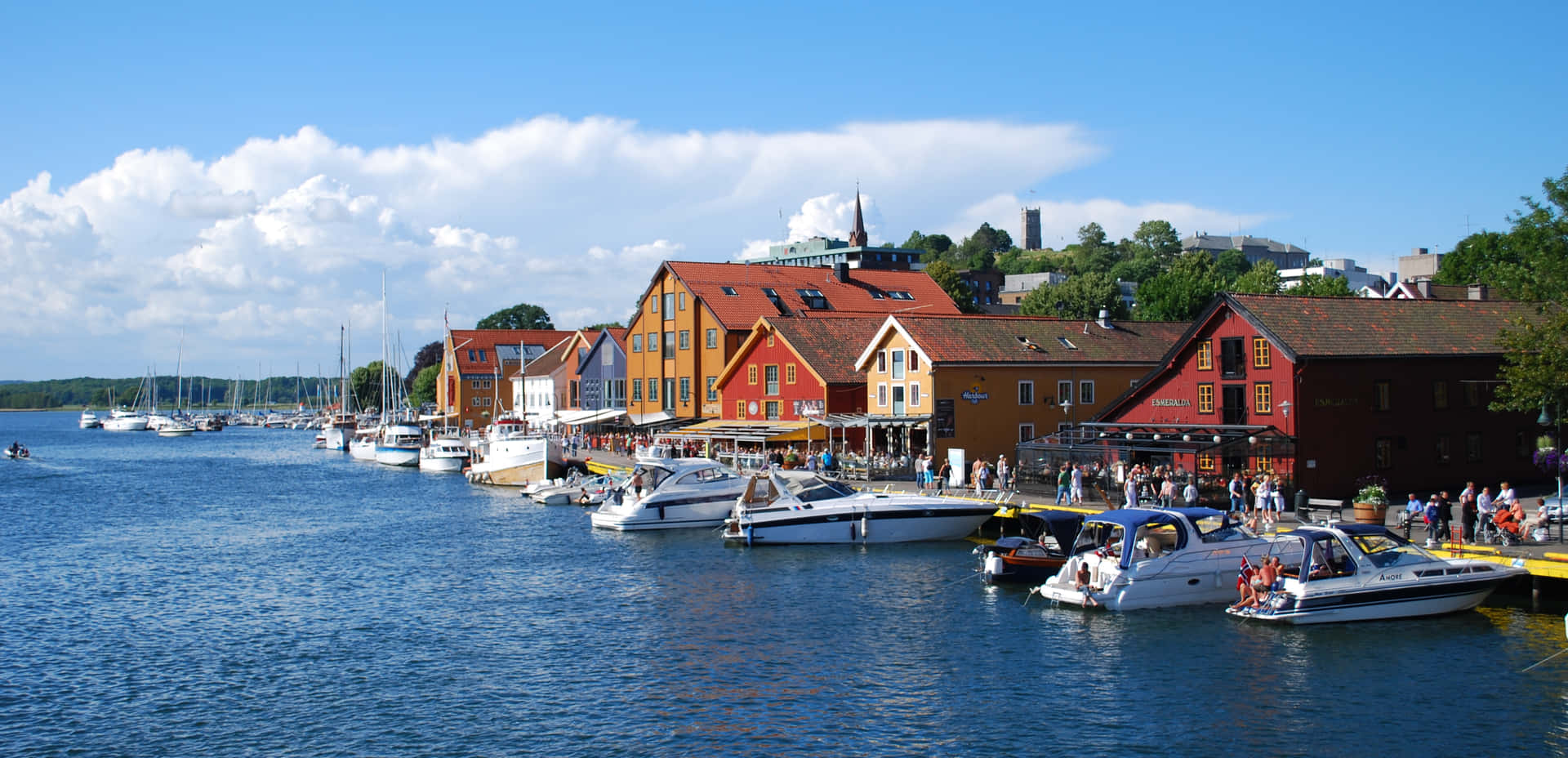 Scène Estivale Du Front De Mer De Tønsberg Fond d'écran