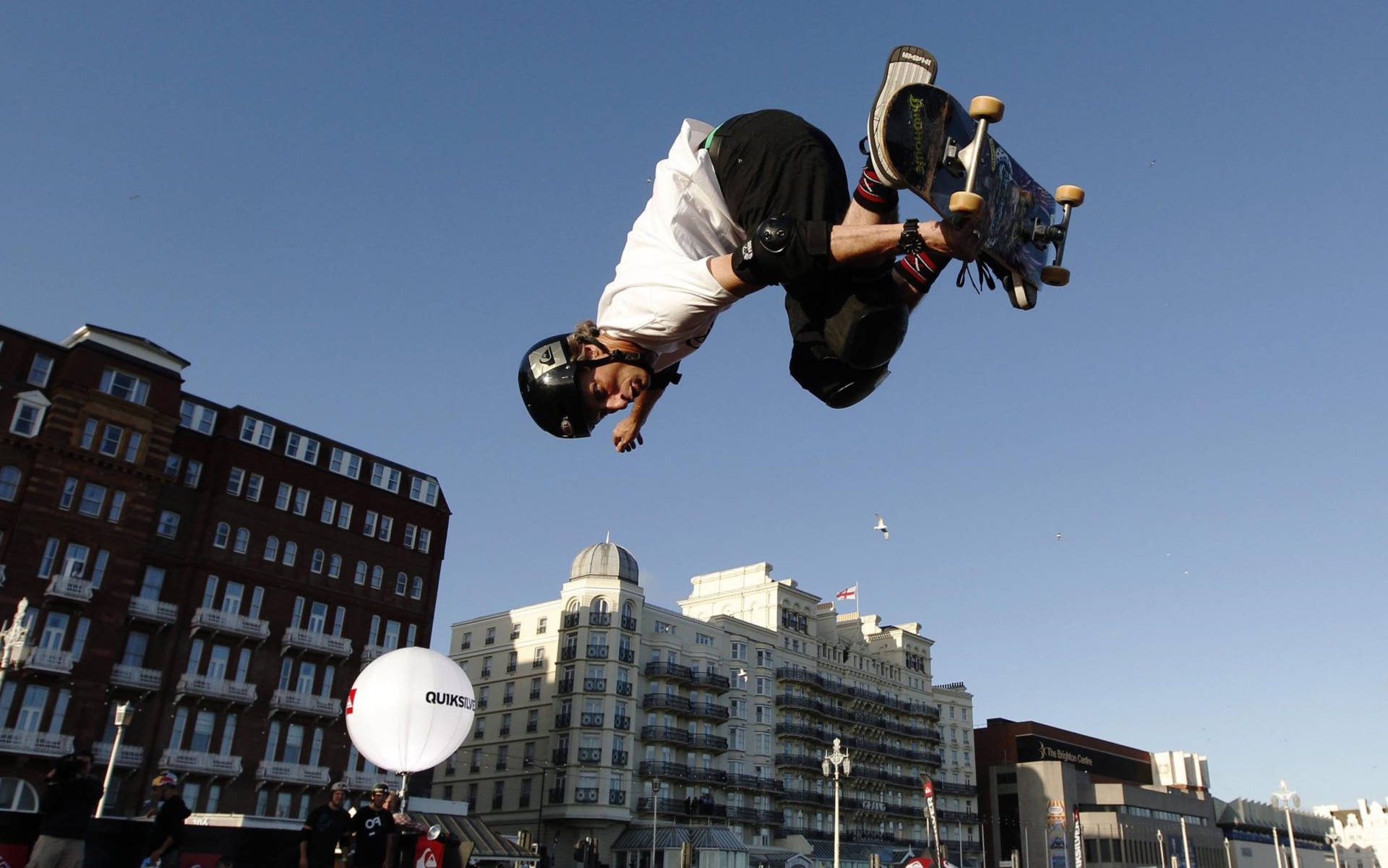 Tony Hawk Skateboard Over Byen Wallpaper