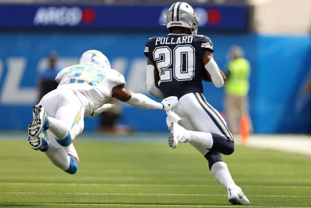 Tony Pollard Évitant Un Plaquage Pendant Le Match Fond d'écran