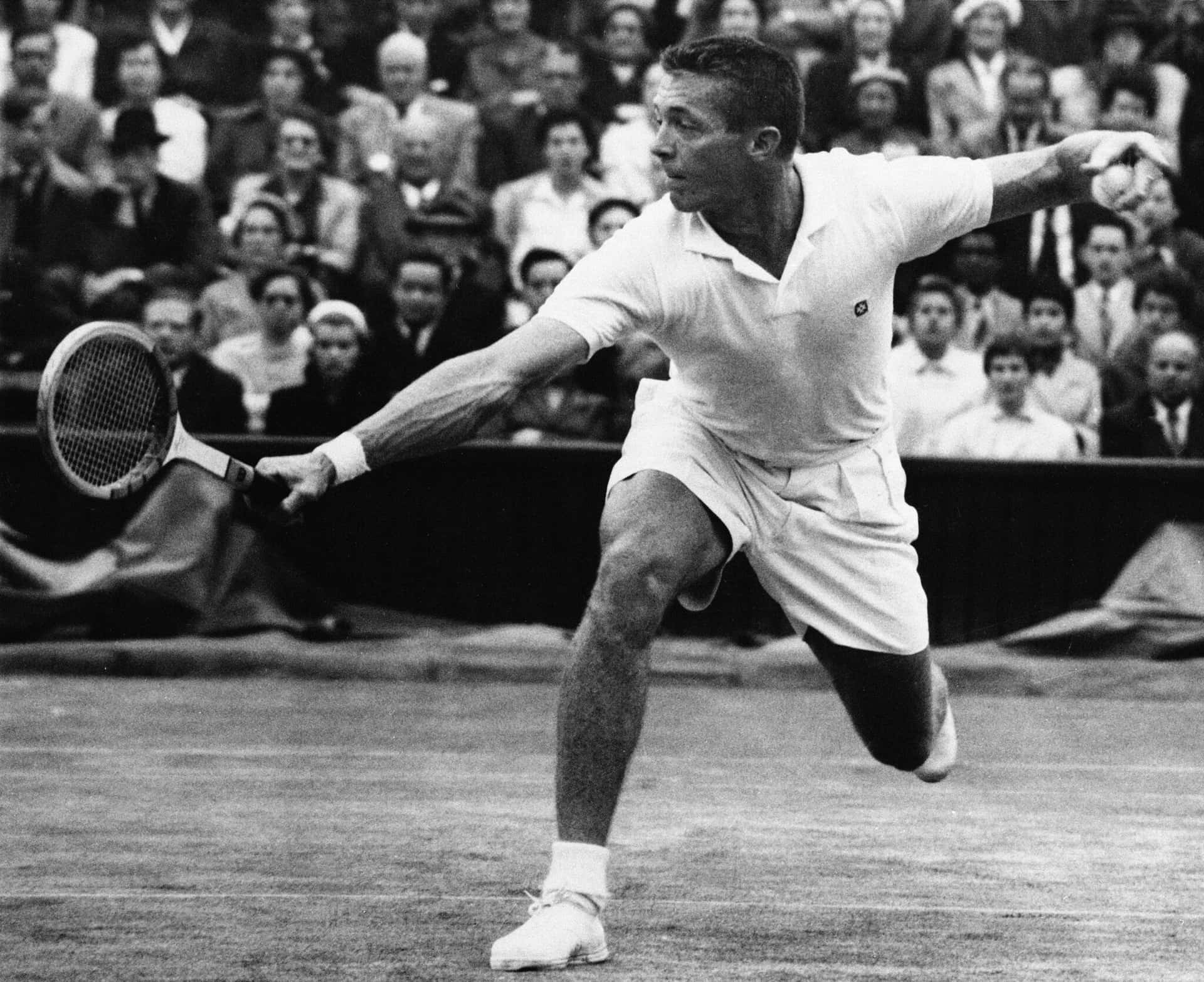 Dobbelt dit mest selvsikre smil med Tony Traberts legendariske 1955 Wimbledon Finaler-tapet. Wallpaper
