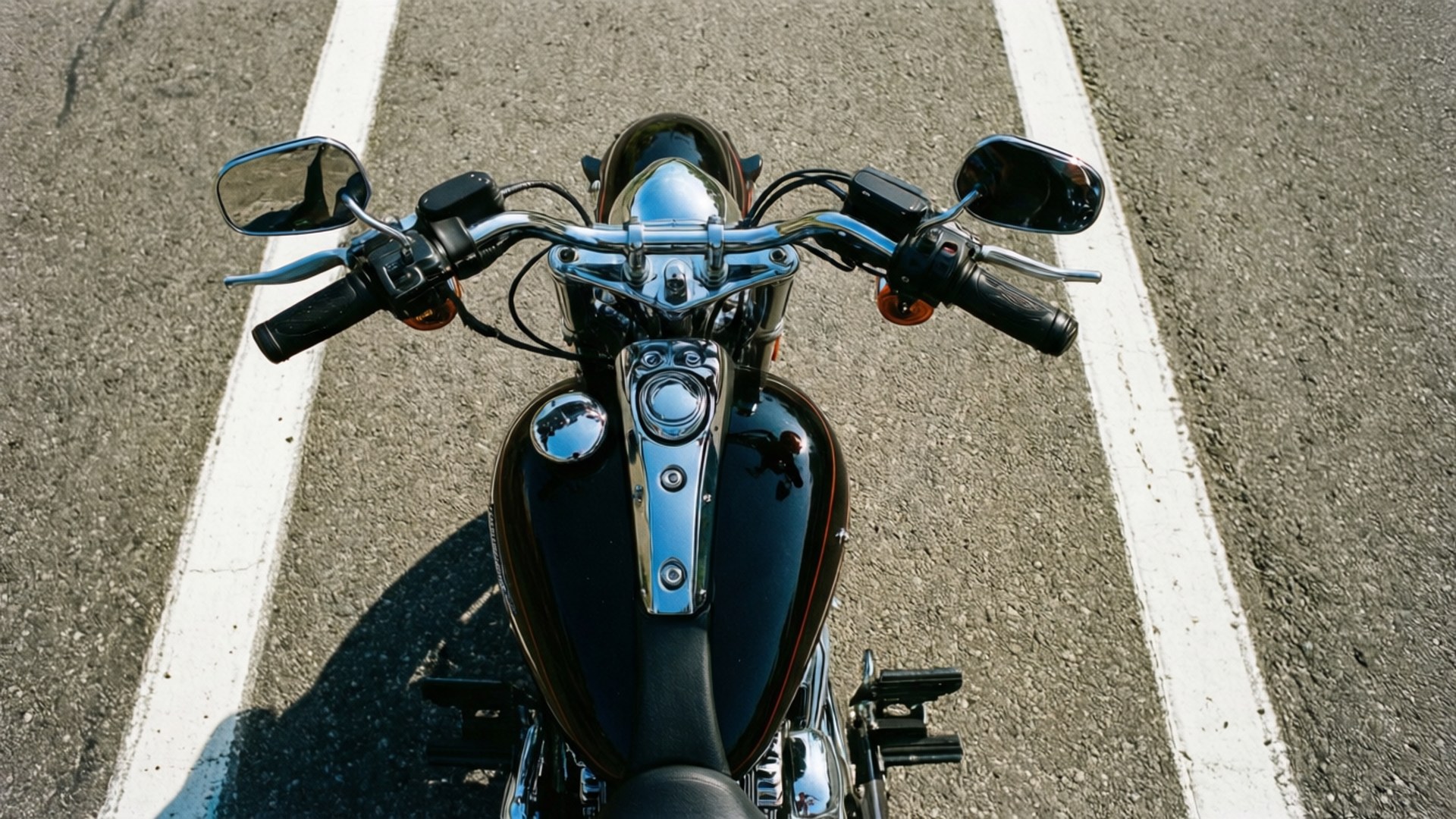 Top-down view af en sort Harley Davidson Dyna.