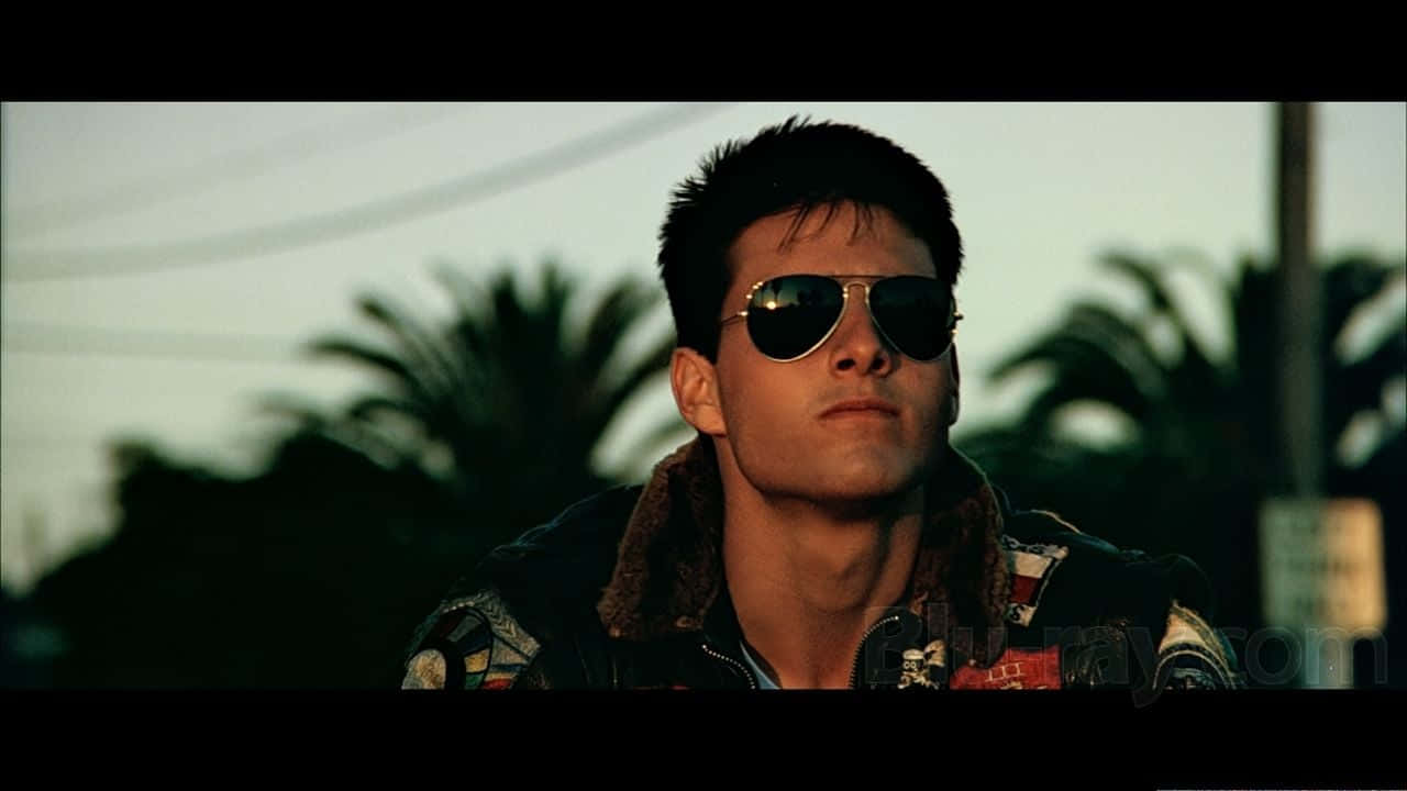 Top Gun-berømthed Tom Cruise griber dig på din skærm. Wallpaper
