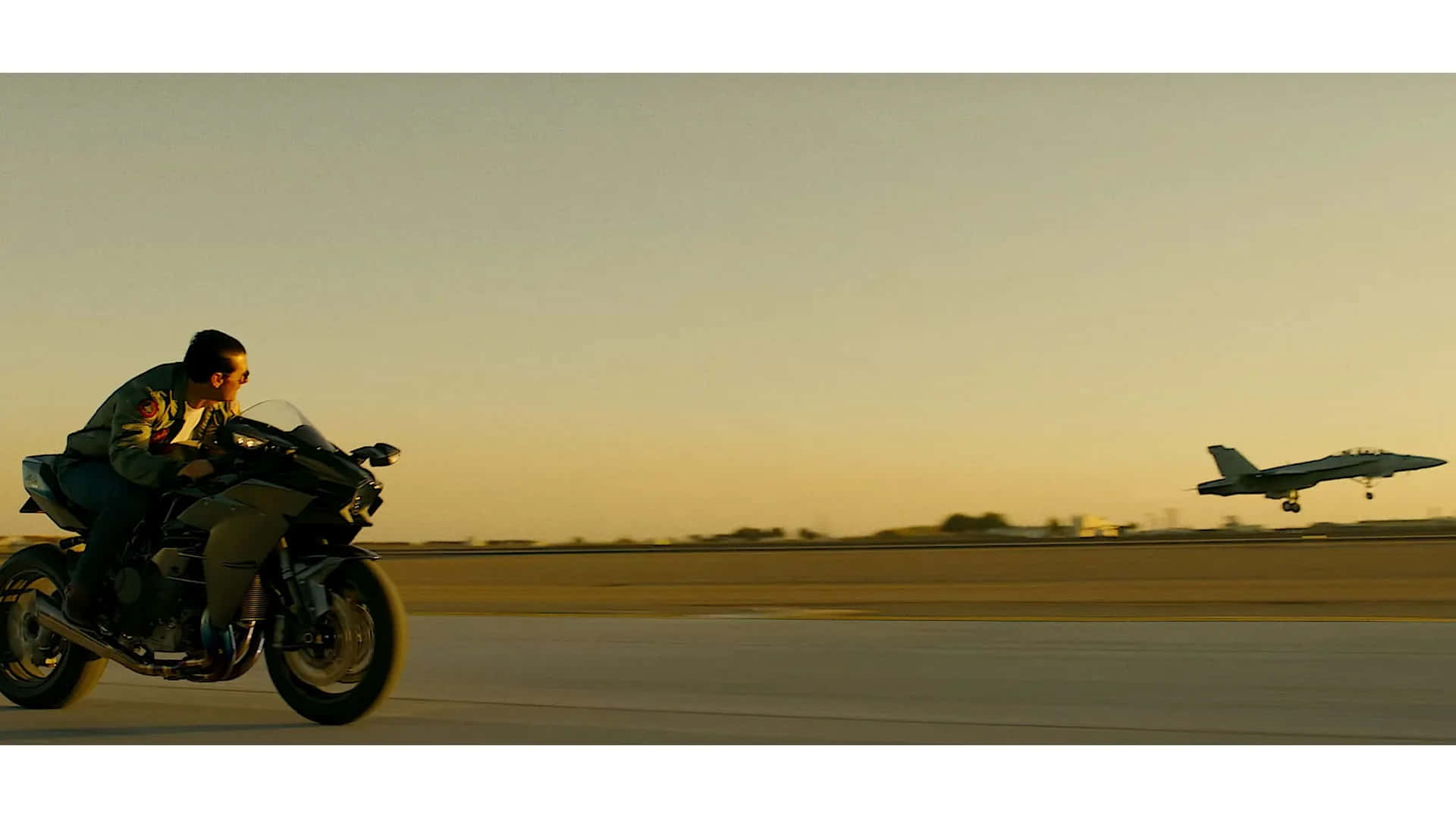 Unuomo Che Guida Una Motocicletta Su Una Pista Di Decollo