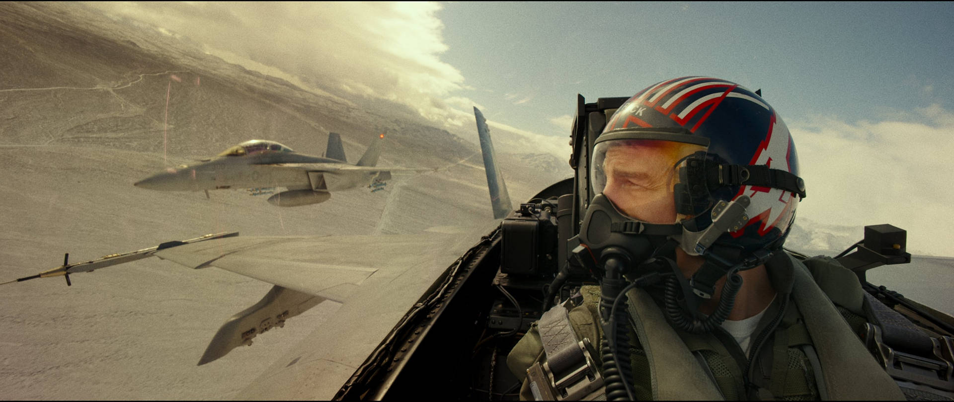 Top Gun: Maverick Flyvende I Midten Af Luften Wallpaper