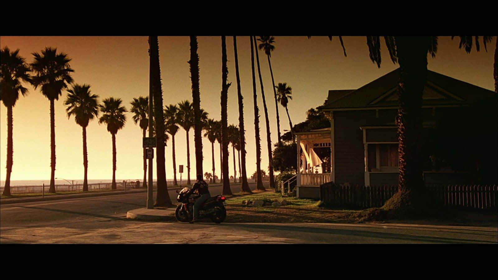 Top Gun Film scene baggrund: Røg fra et kampfly i solnedgang. Wallpaper