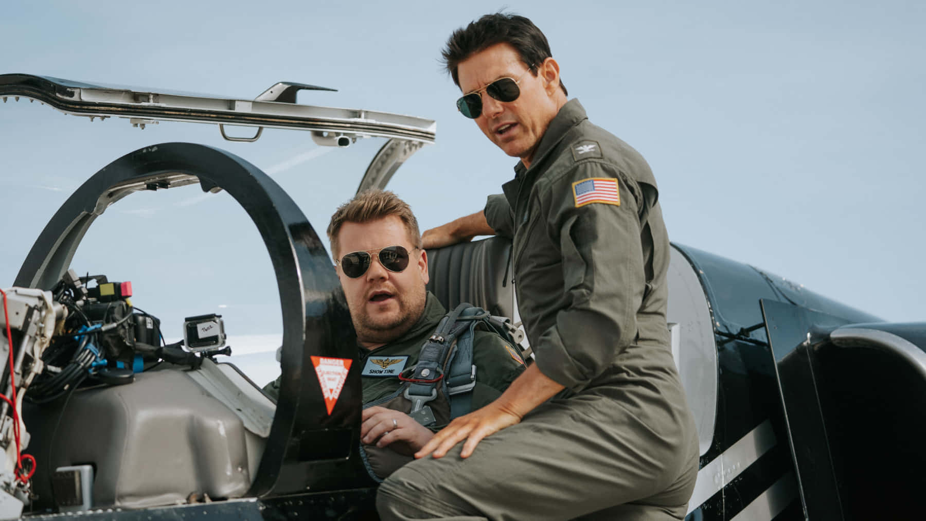 Immaginedi Tom Cruise E James Corden In Top Gun