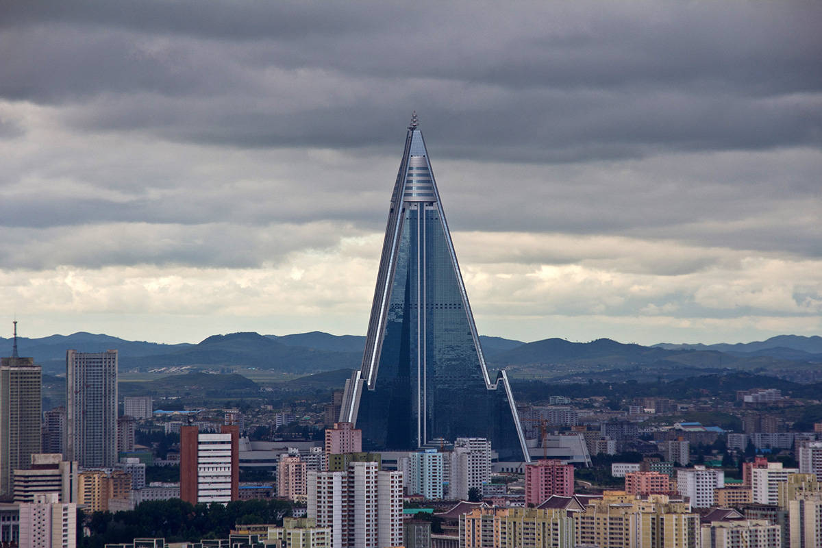 Toppen af Ryugyong Hotel Pyongyang, Nordkorea Wallpaper